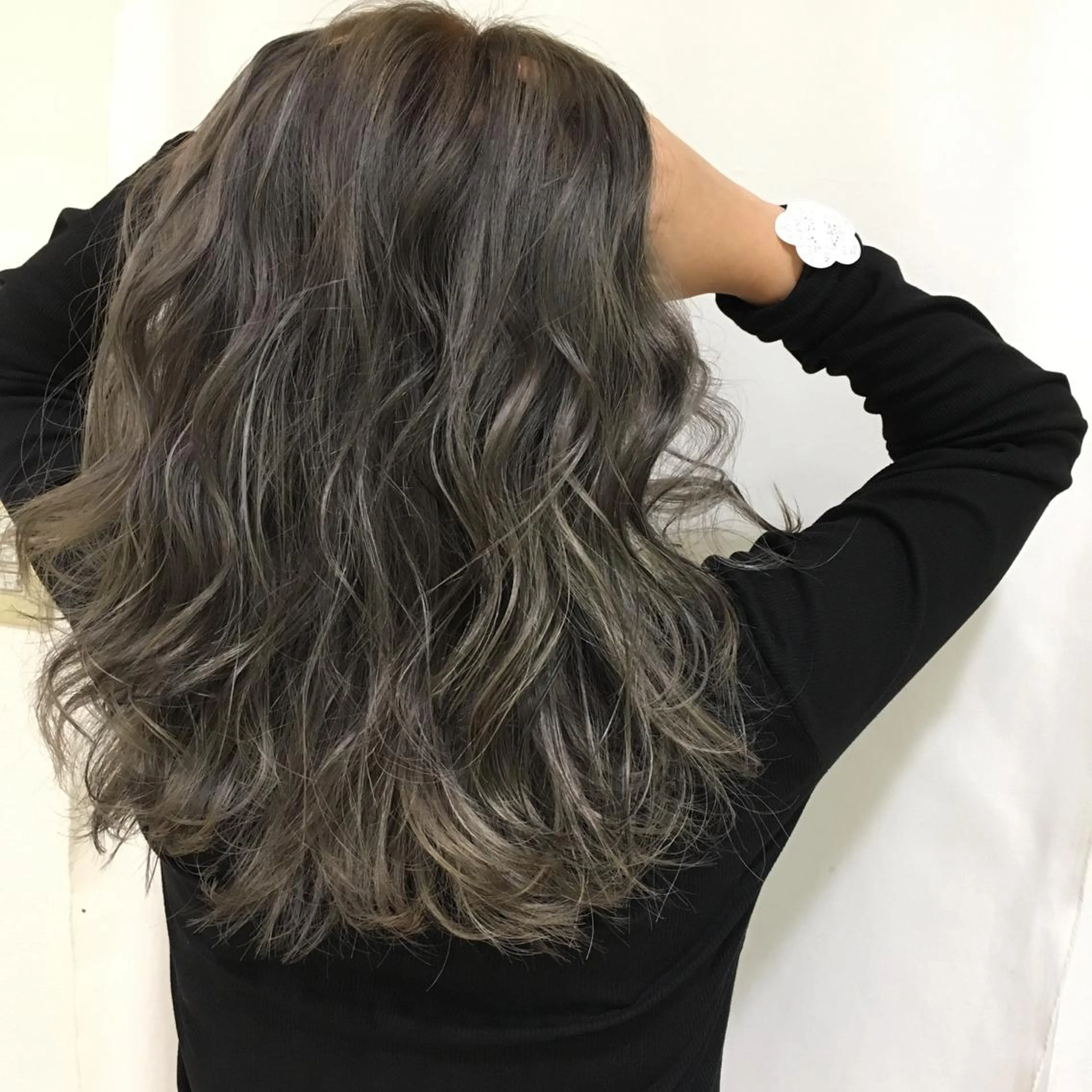 ショート カラー パーマ ヘアアレンジ マツエク・マツパ アッシュ ダークグレー ハイライトカラー ハイライト きむえり/髪質改善 /うねり広がり改善のヘアスタイル