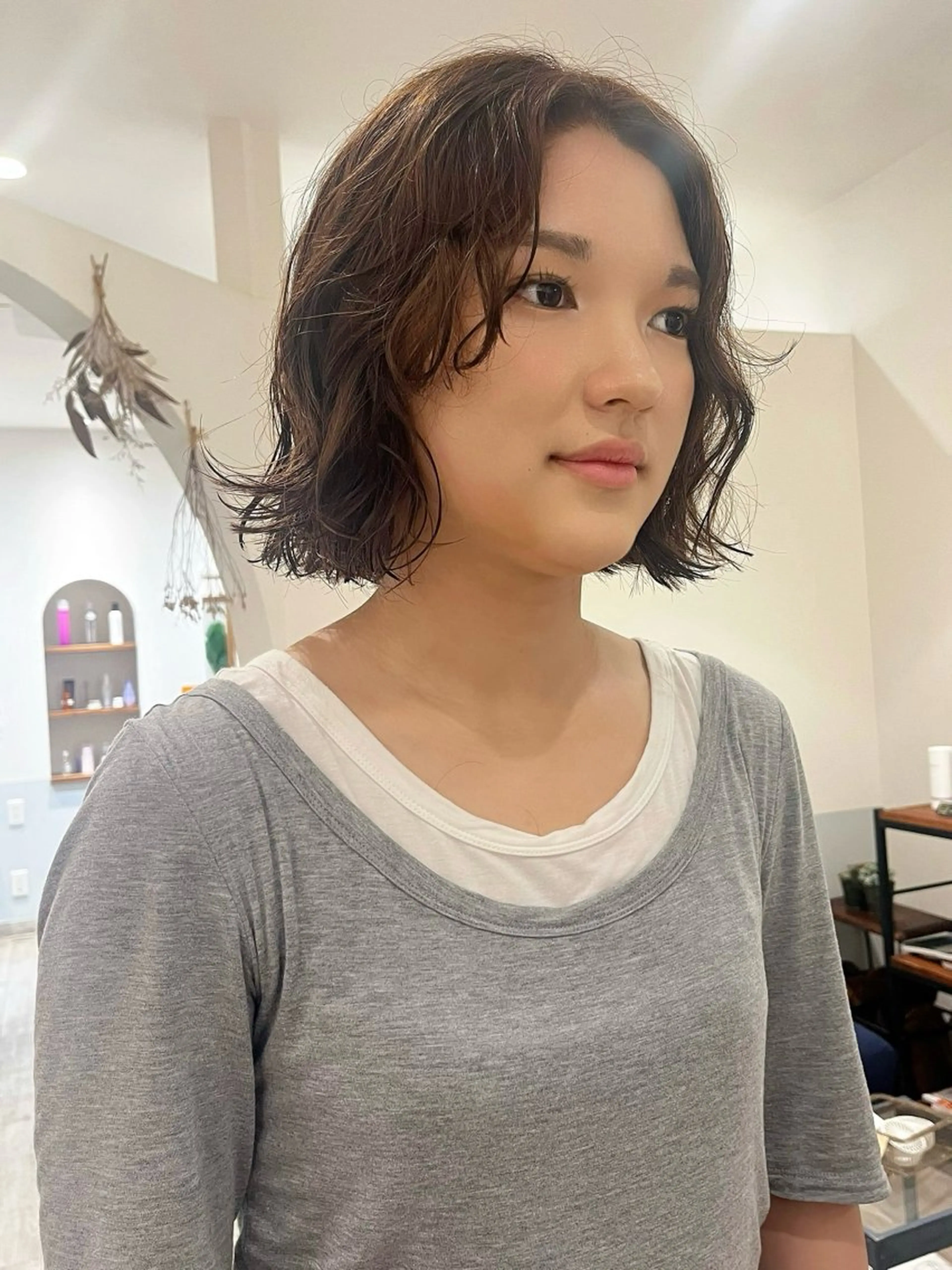 ショート カラー パーマ 透明感カラー グレージュ ボブ カット パーマ トリートメント ヘッドスパ 上品な暖色/丸みボブ Chie🪷のヘアスタイル