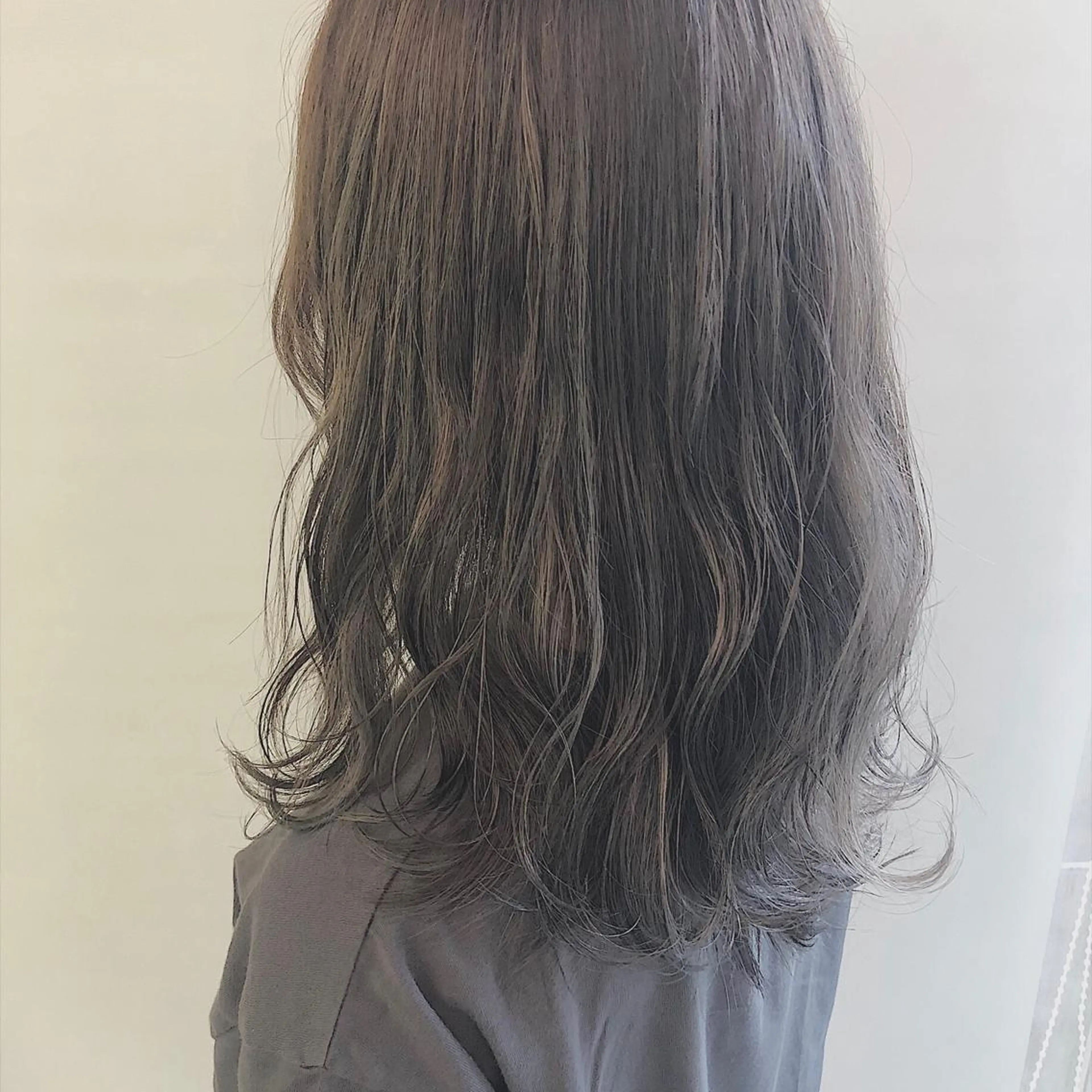 ミディアム カラー 透明感カラー グレージュ カット ヘアカラー 齋藤 咲のヘアスタイル