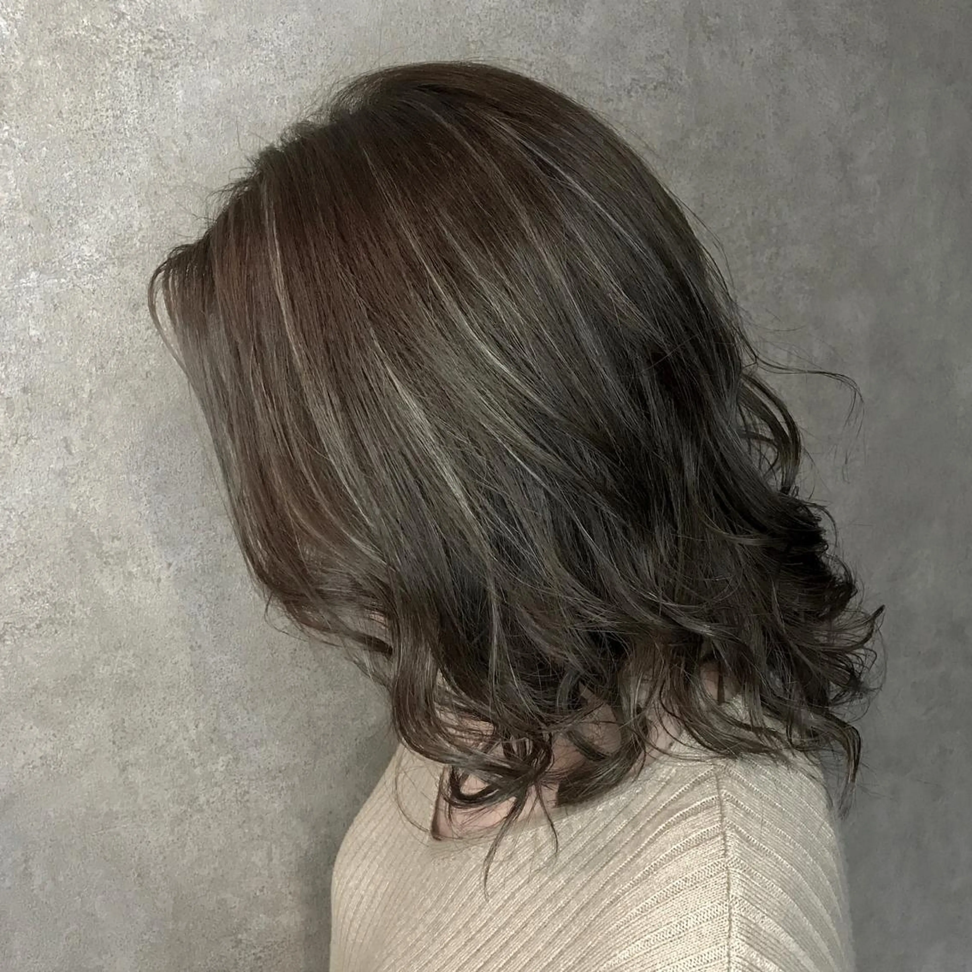 セミロング カラー LACHIC LISAのヘアスタイル