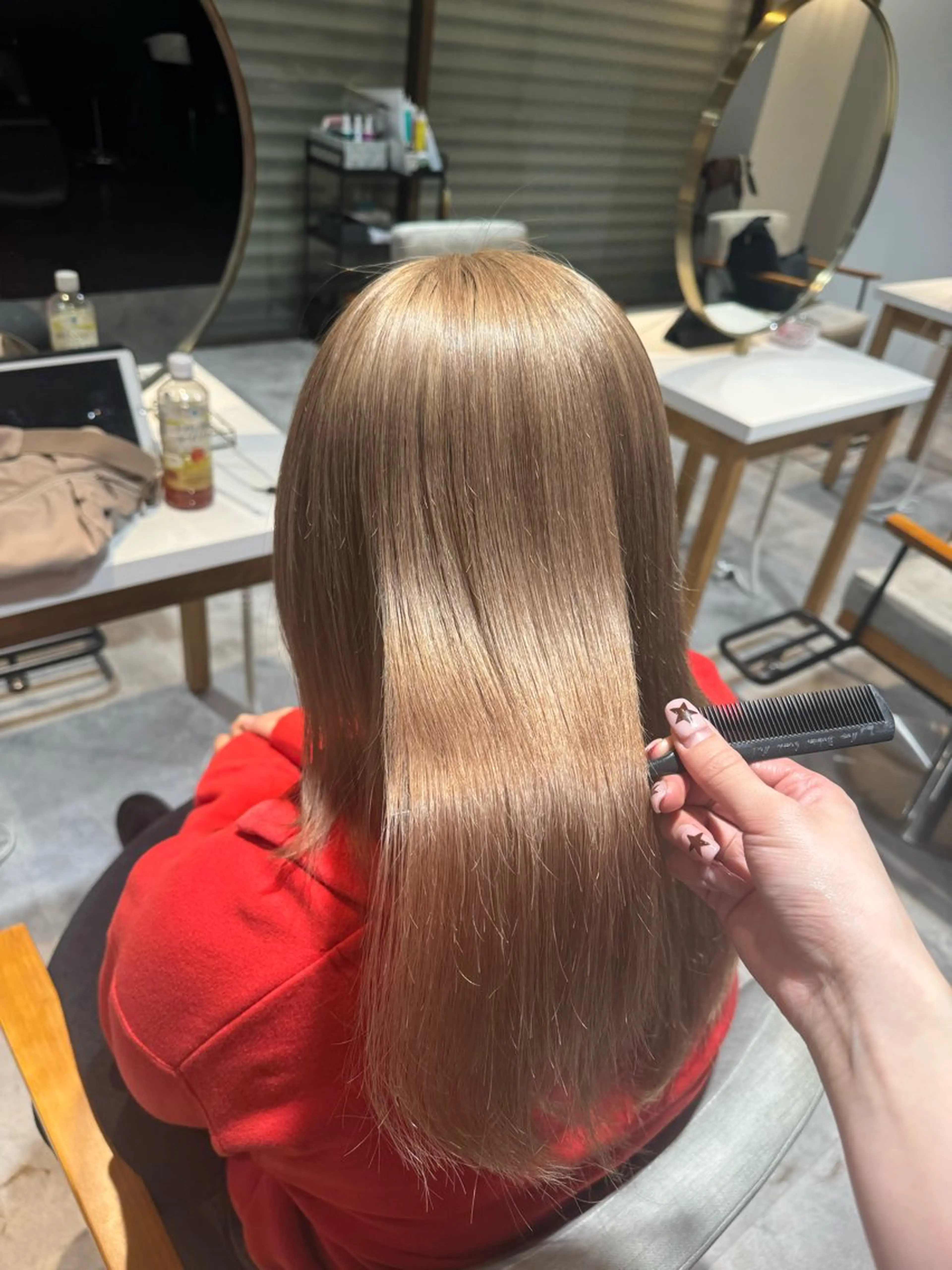 ロング カラー ベージュカラー ミルクティーベージュ 小泉 真緒のヘアスタイル