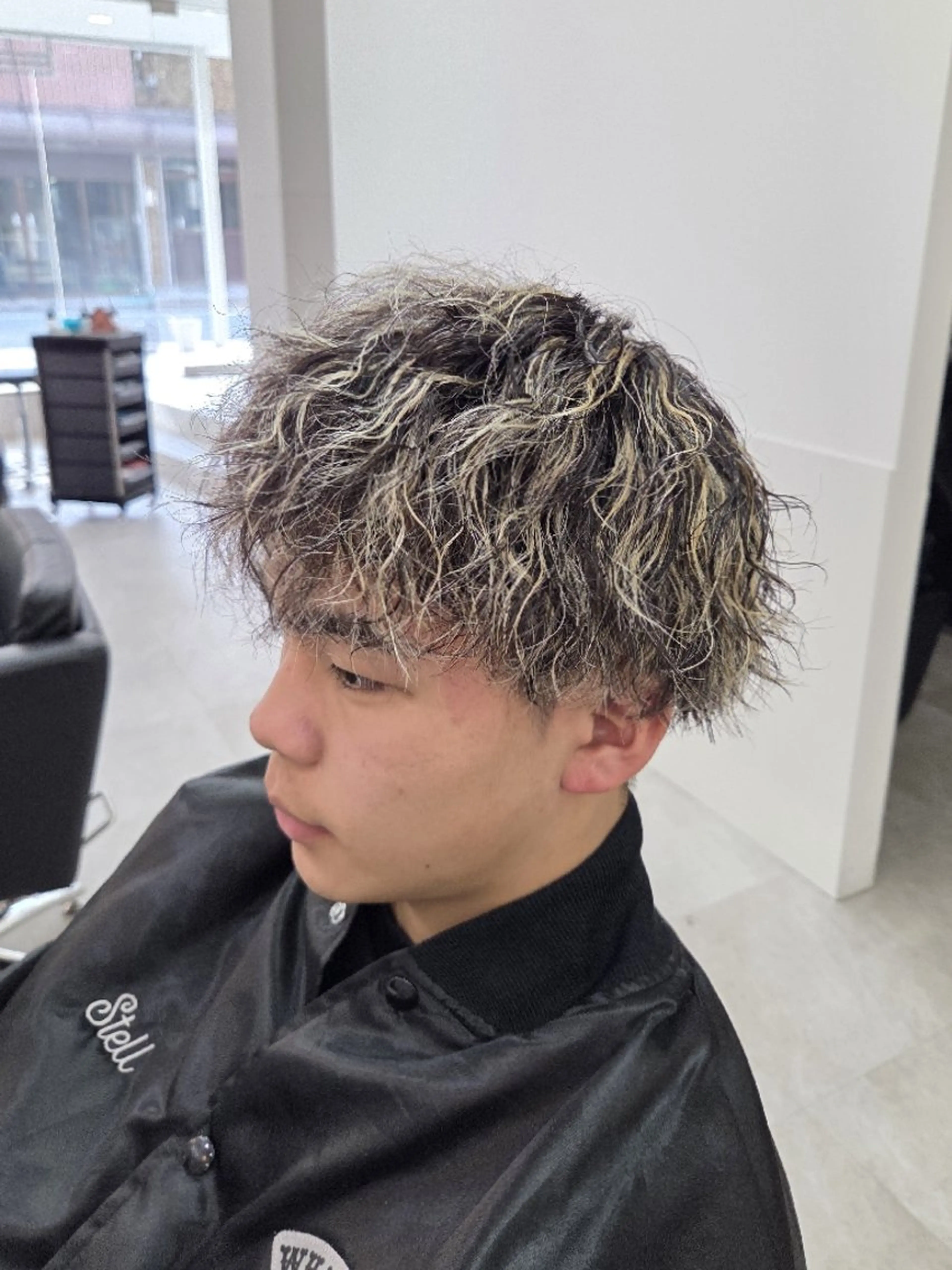 ショート パーマ メンズ カラー メンズハイライト ハイライトカラー ハイライト カット パーマ 桐島 令奈のヘアスタイル