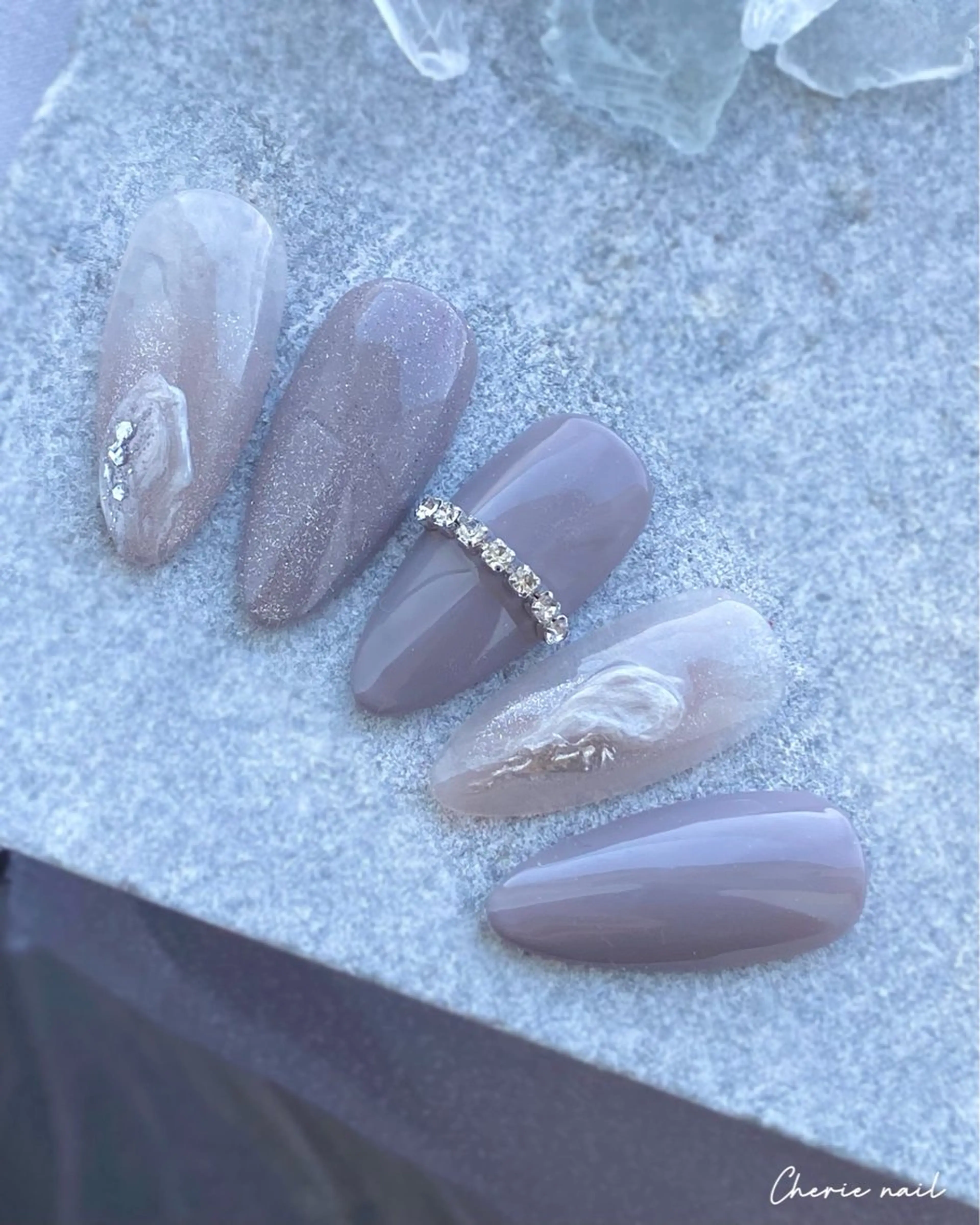 ネイル ジェルネイル ラメ(グリッター) ミラーネイル ニュアンスネイル 冬ネイル ハンドネイル Cherienail yunaのネイルデザイン