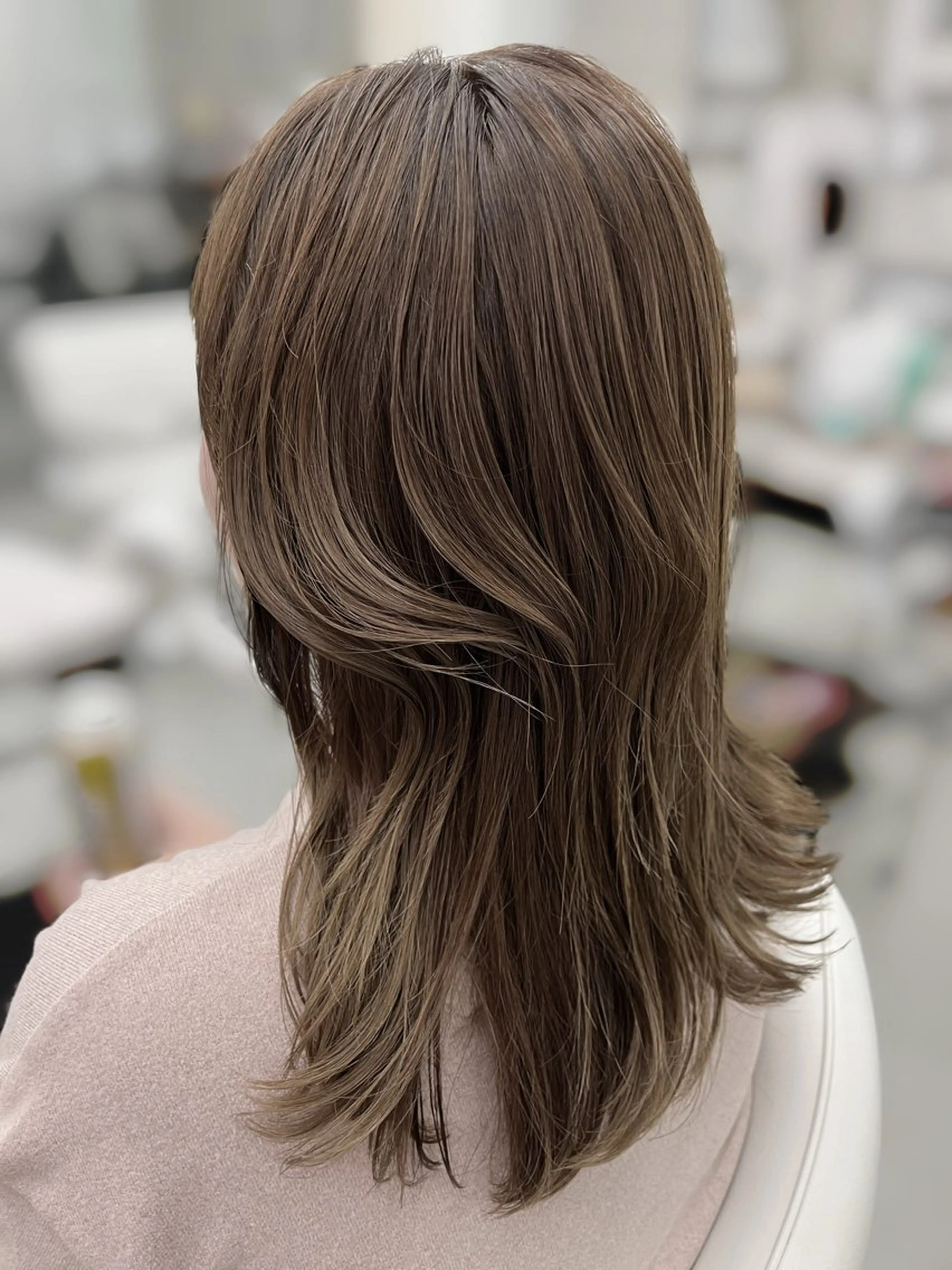 ミディアム ミディアムレイヤー レイヤーカット 【顔まわりレイヤー透 明感カラー今崎太河】のヘアスタイル