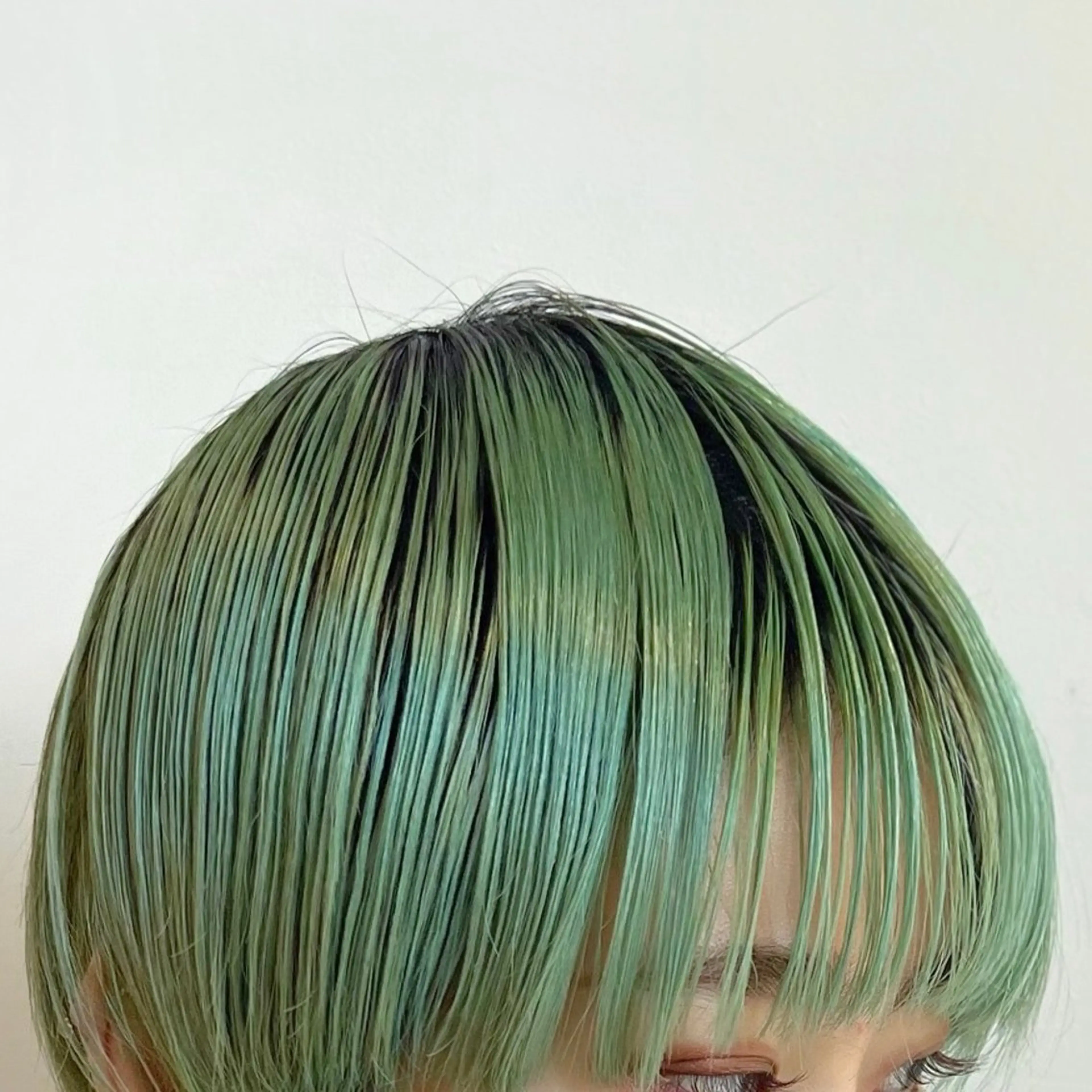 ショート カラー 透明感カラー ダブルカラー インナーカラー くびれヘア 斜めバング レイヤー専門家 ダブルカラー修のヘアスタイル