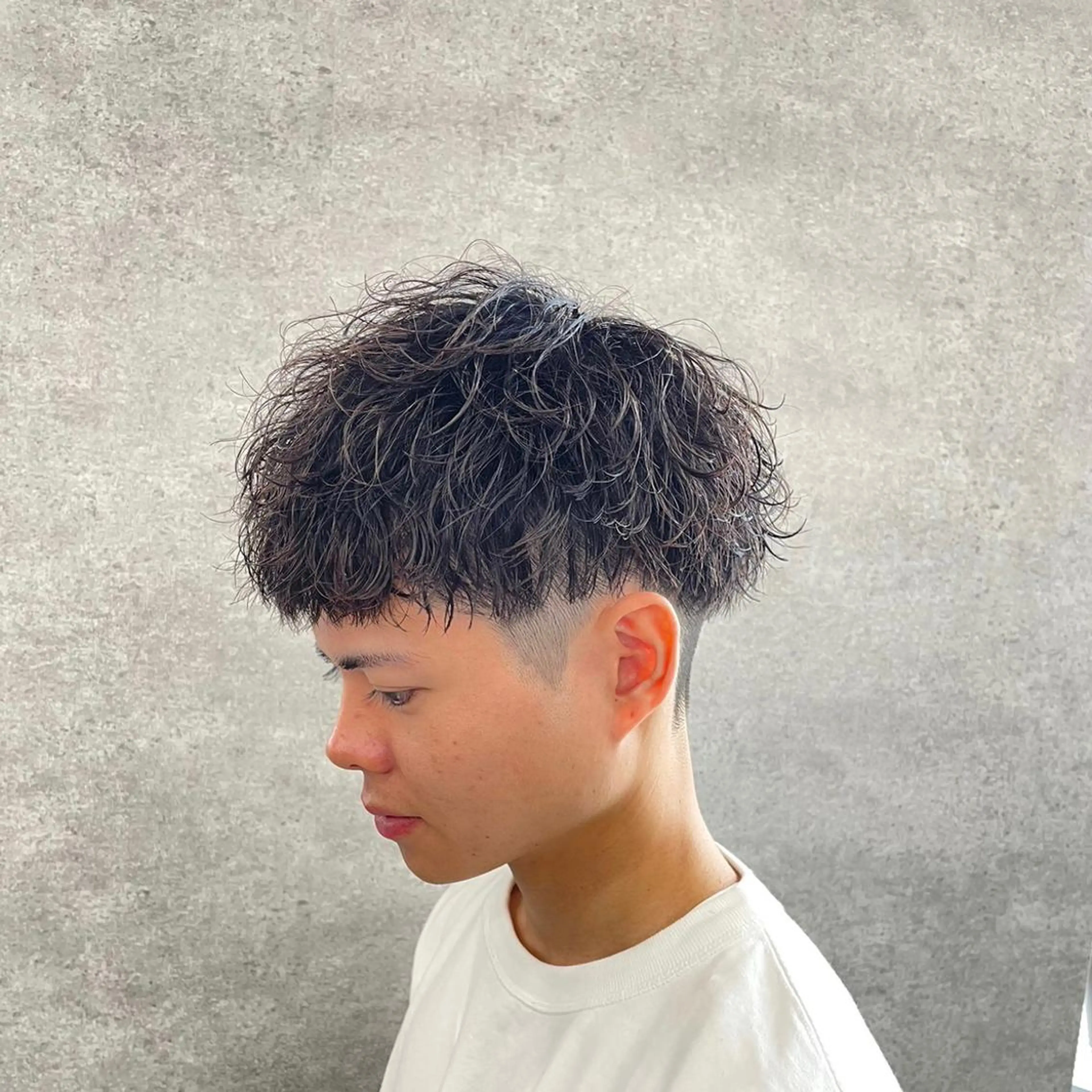 ショート カラー パーマ ヘアアレンジ メンズ キッズ ネイル マツエク・マツパ アイブロウ センターパート メンズ韓国風 メンズパーマ プードルパーマ スパイキーショート 仕上がり満足度No. 1🔥BLUCK🔥のヘアスタイル