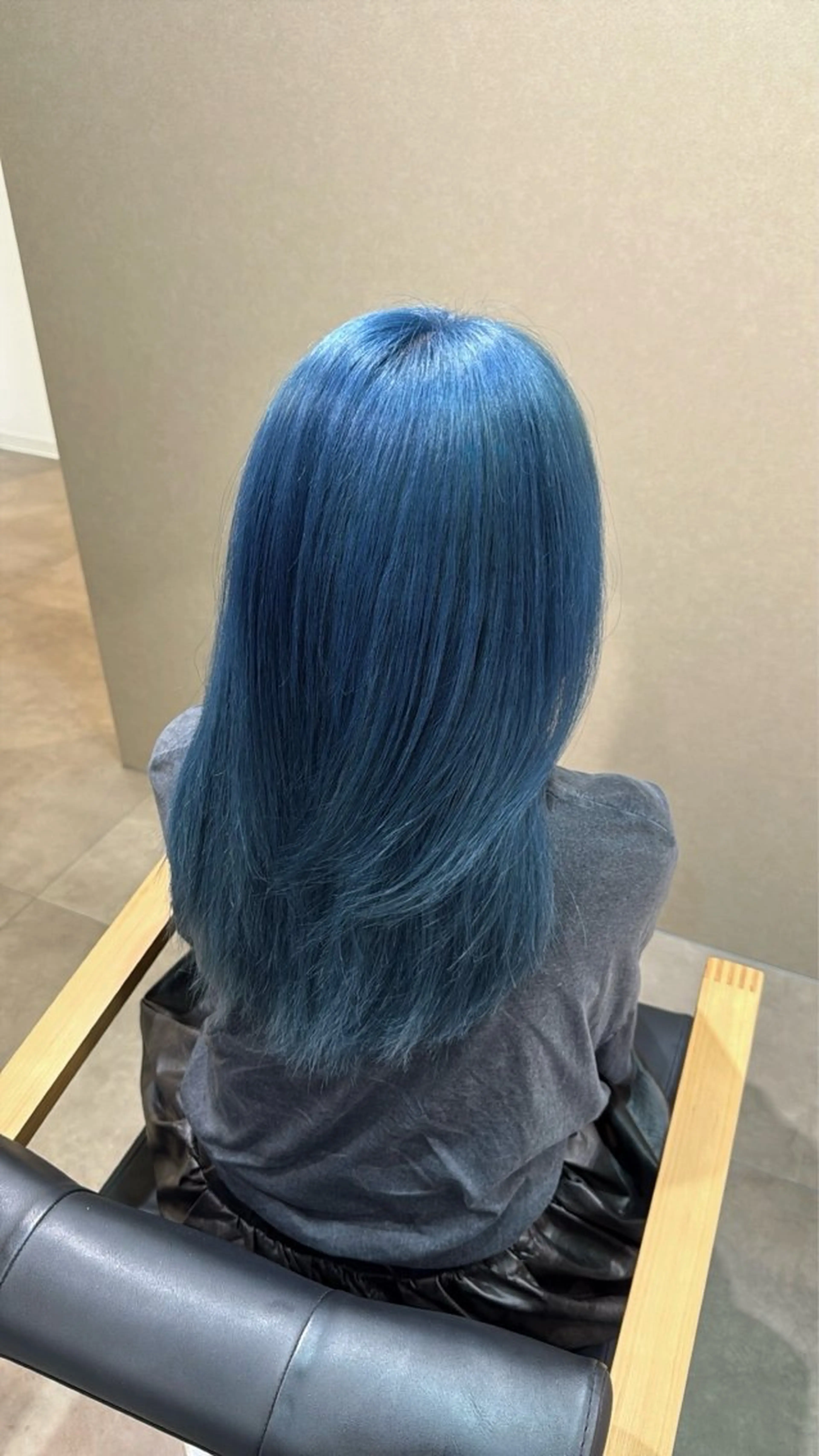 セミロング カラー ブリーチ ブルーカラー iroN 小泉 俊太のヘアスタイル