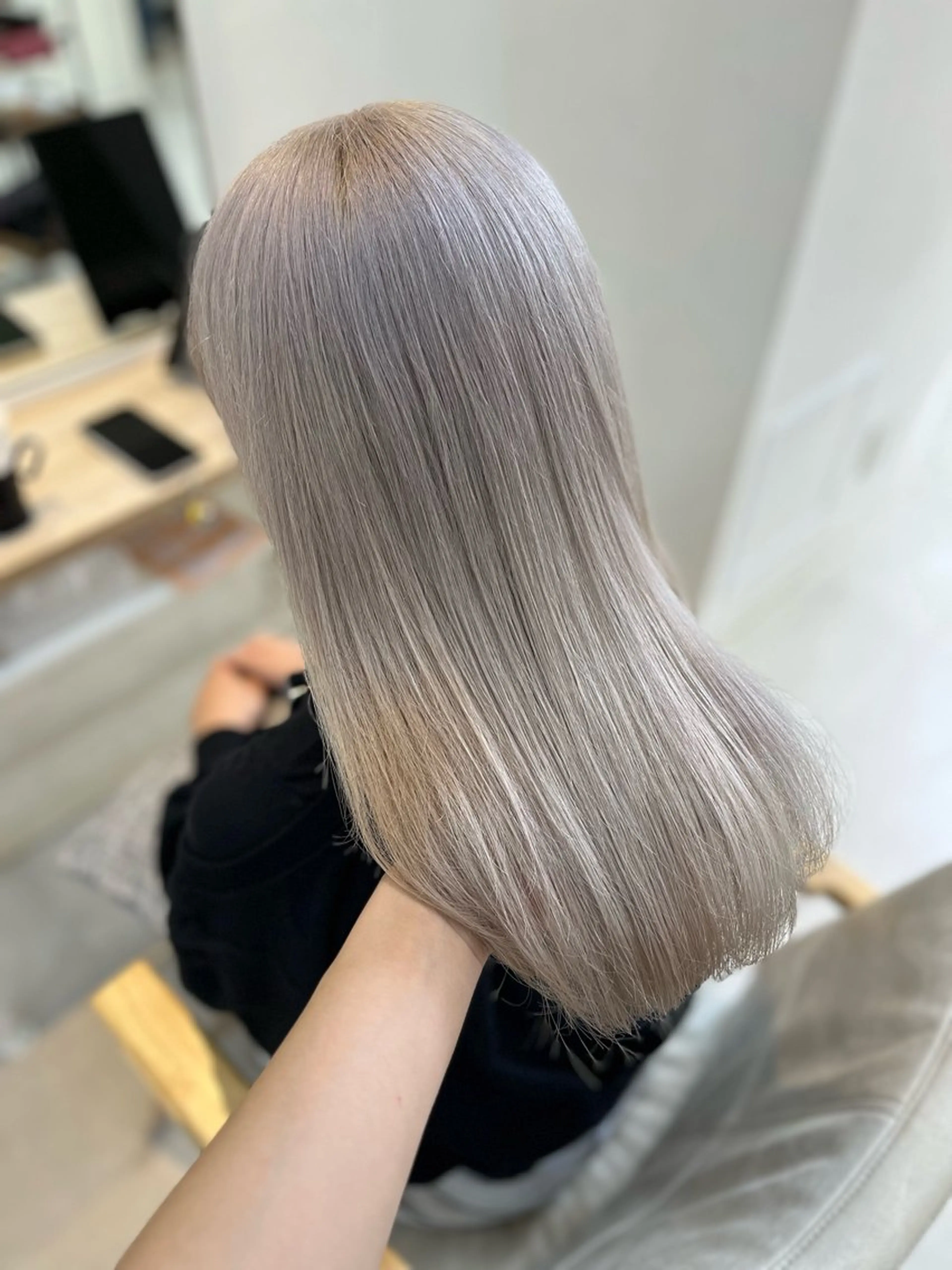 セミロング カラー Lamp 柏 山口 か乃 ブリーチカラーのヘアスタイル