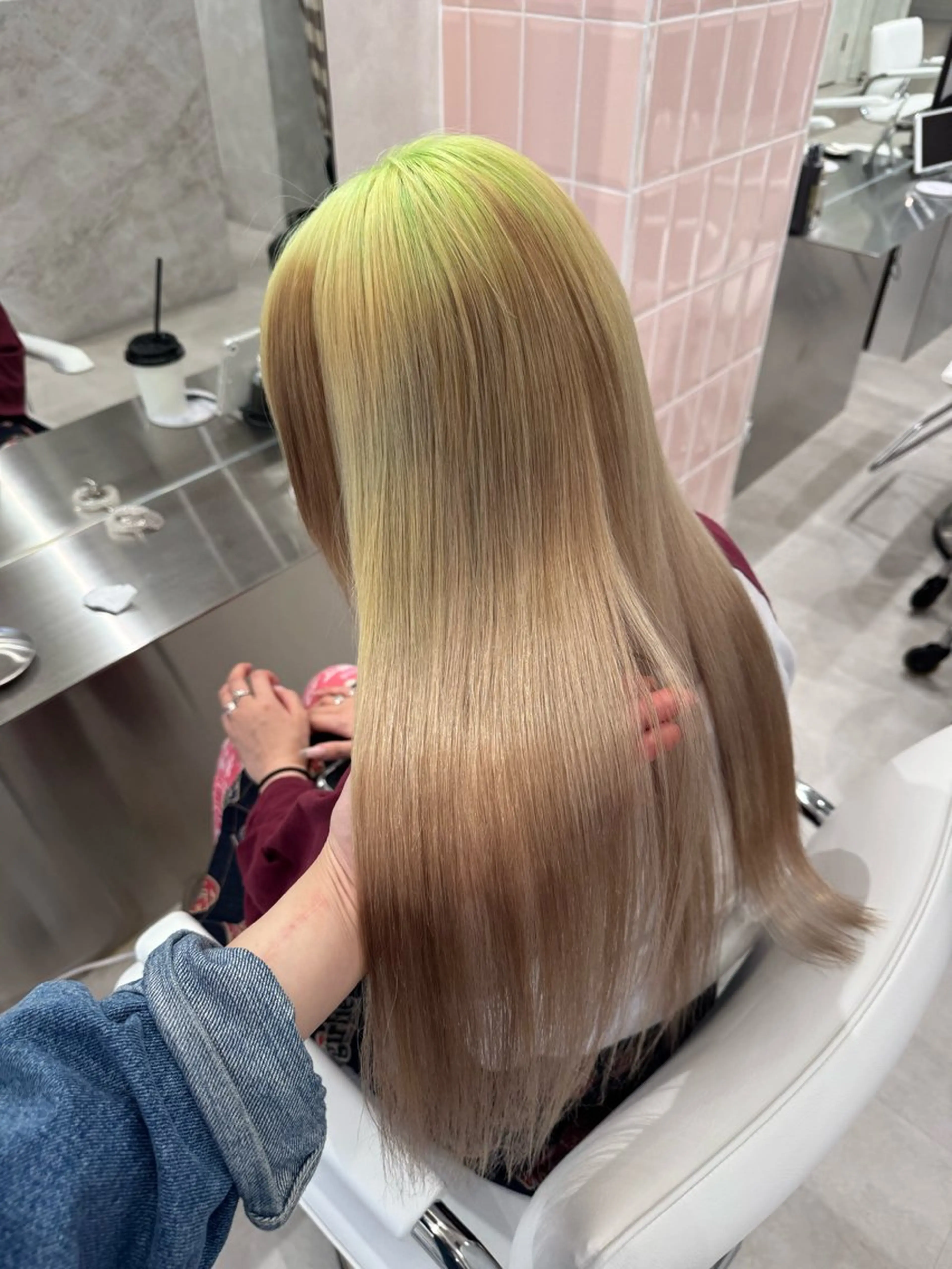 ロング カラー ベージュカラー ブリーチ 透明感カラー ロング カット ヘアカラー トリートメント saho😶️️꙳⟡ ミルクティーベージュのヘアスタイル