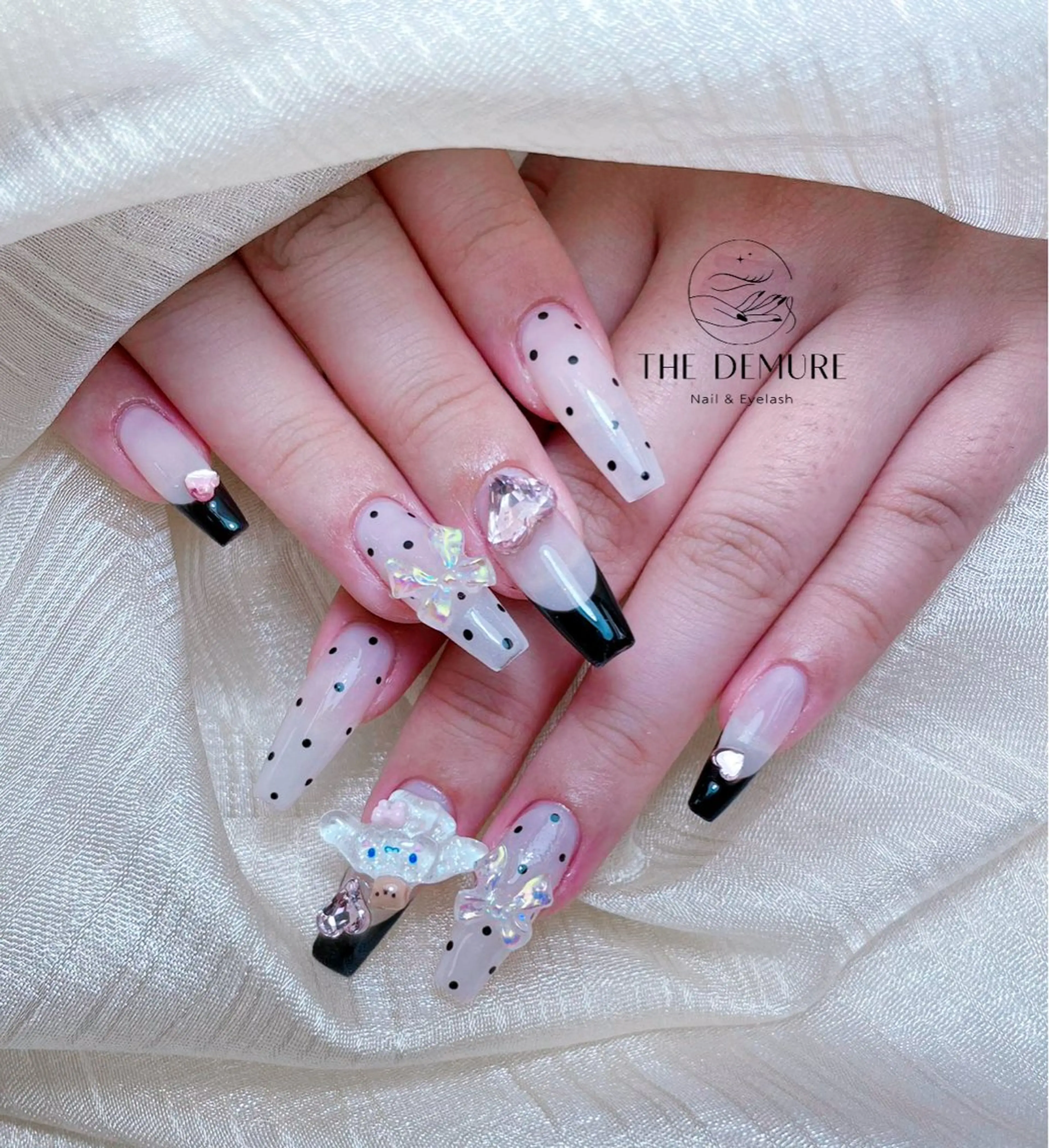 ネイル アートネイル キラキラネイル 韓国ネイル 水色 ロングネイル ハンドネイル ハンドケア NailDemure 【銀座店】のネイルデザイン