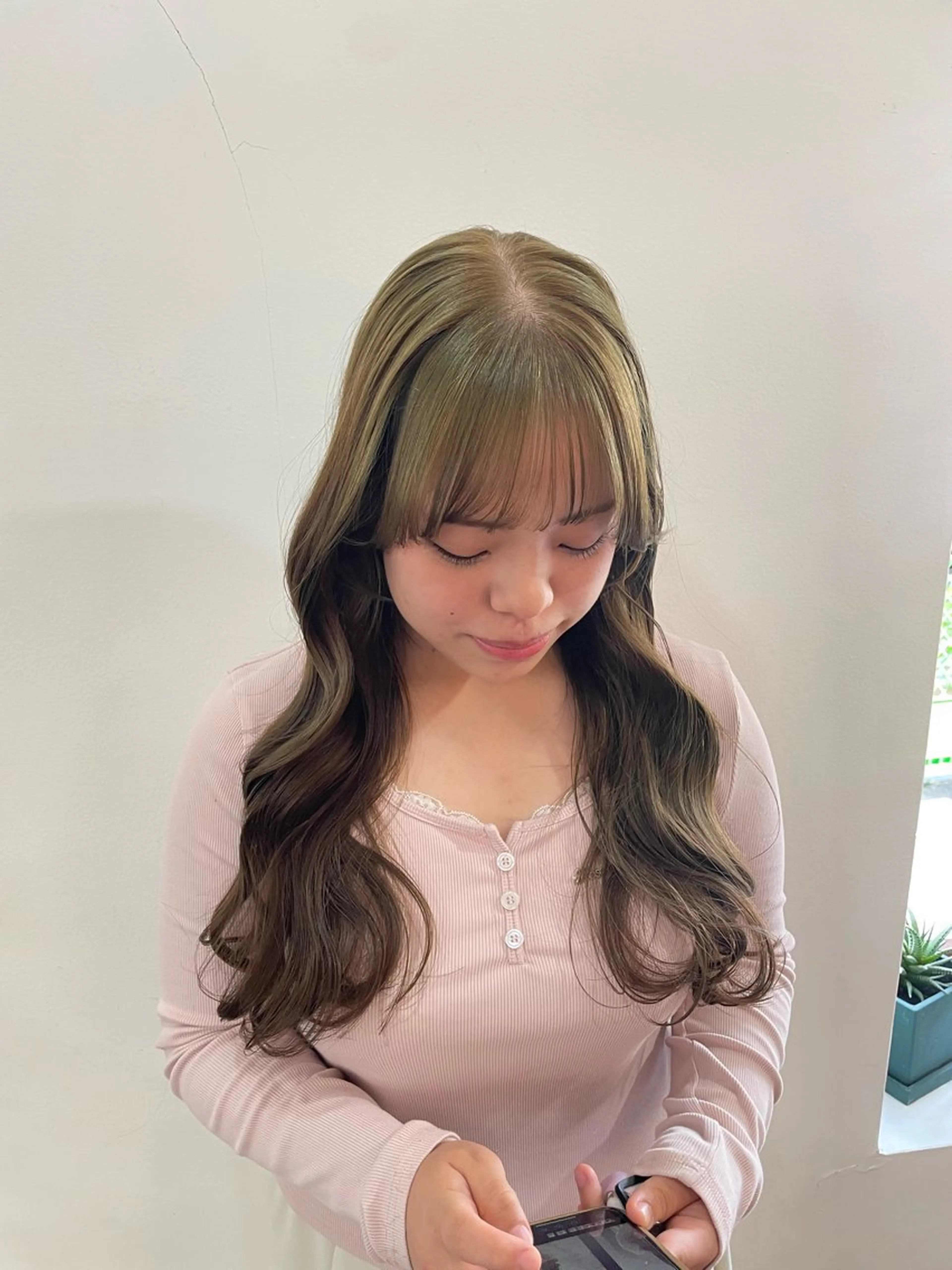 ロング カラー ベージュカラー ブリーチ ケアブリーチ 透明感カラー イヤリングカラー ヘアカラー トリートメント mopa所属・mopa_kaede 暖色カラー/ロングのヘアスタイル