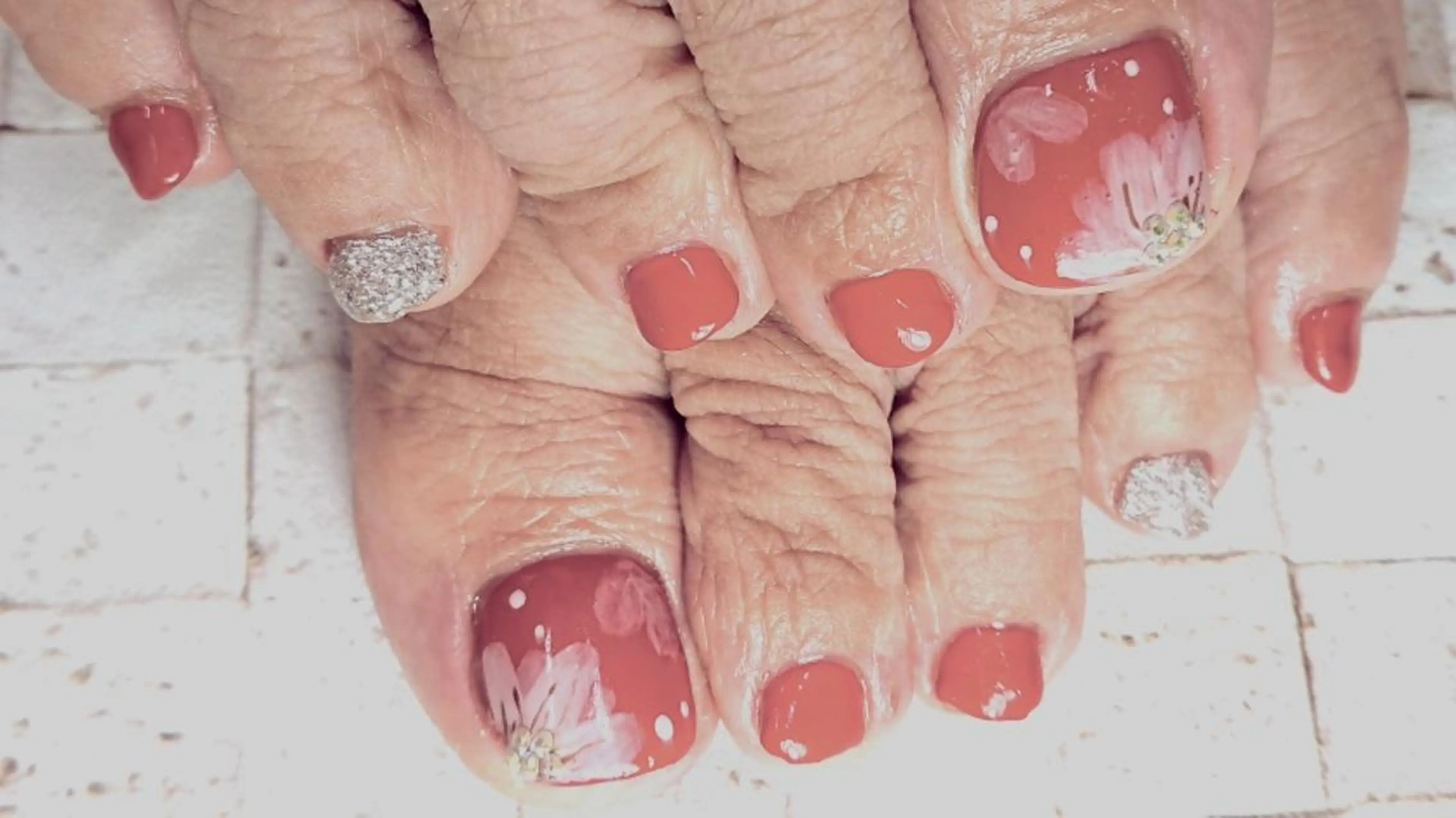 ネイル フラワーネイル 赤色 林 珠里のネイルデザイン