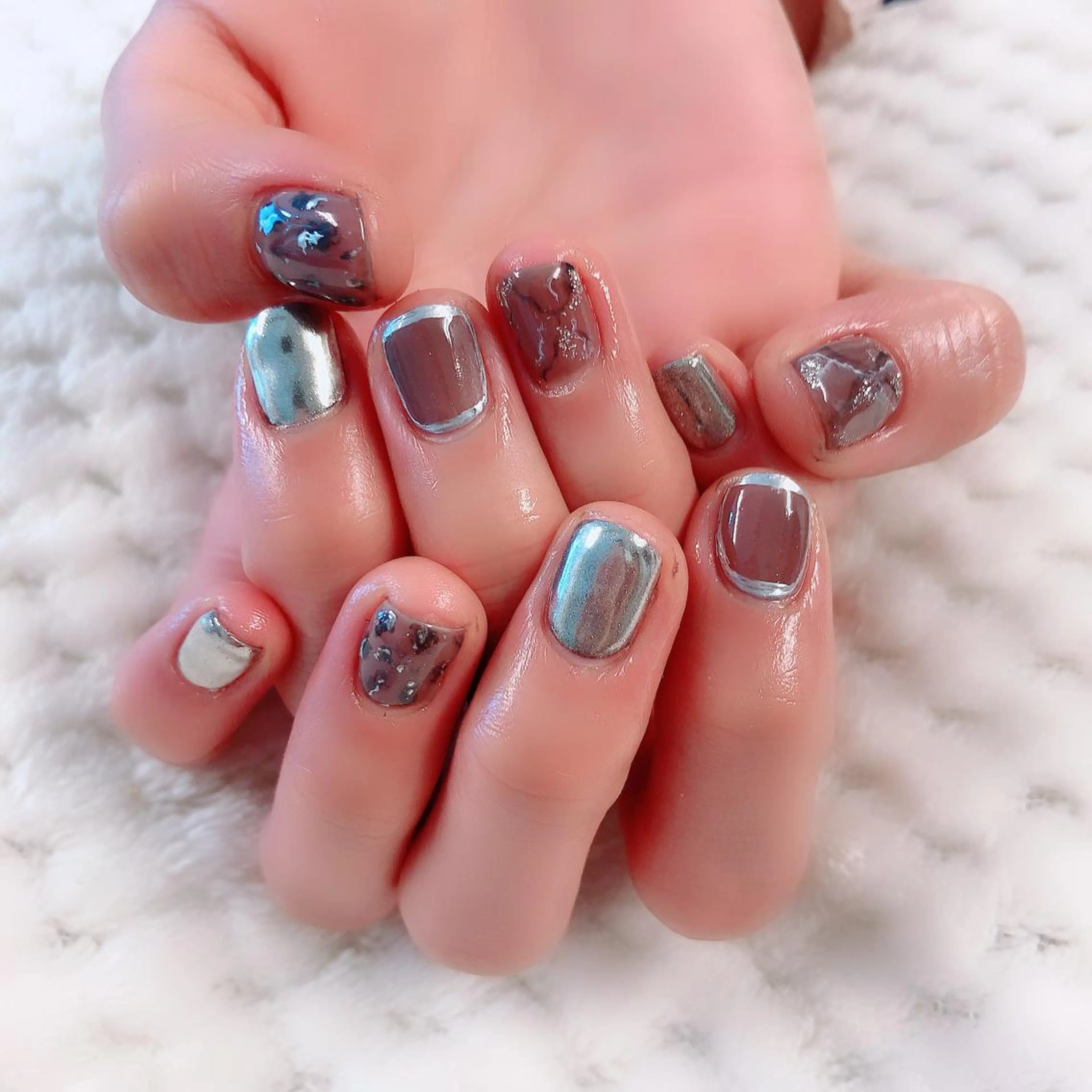 ネイル 大理石ネイル(マーブル) ミラーネイル ニュアンスネイル シルバー ono megumiのネイルデザイン