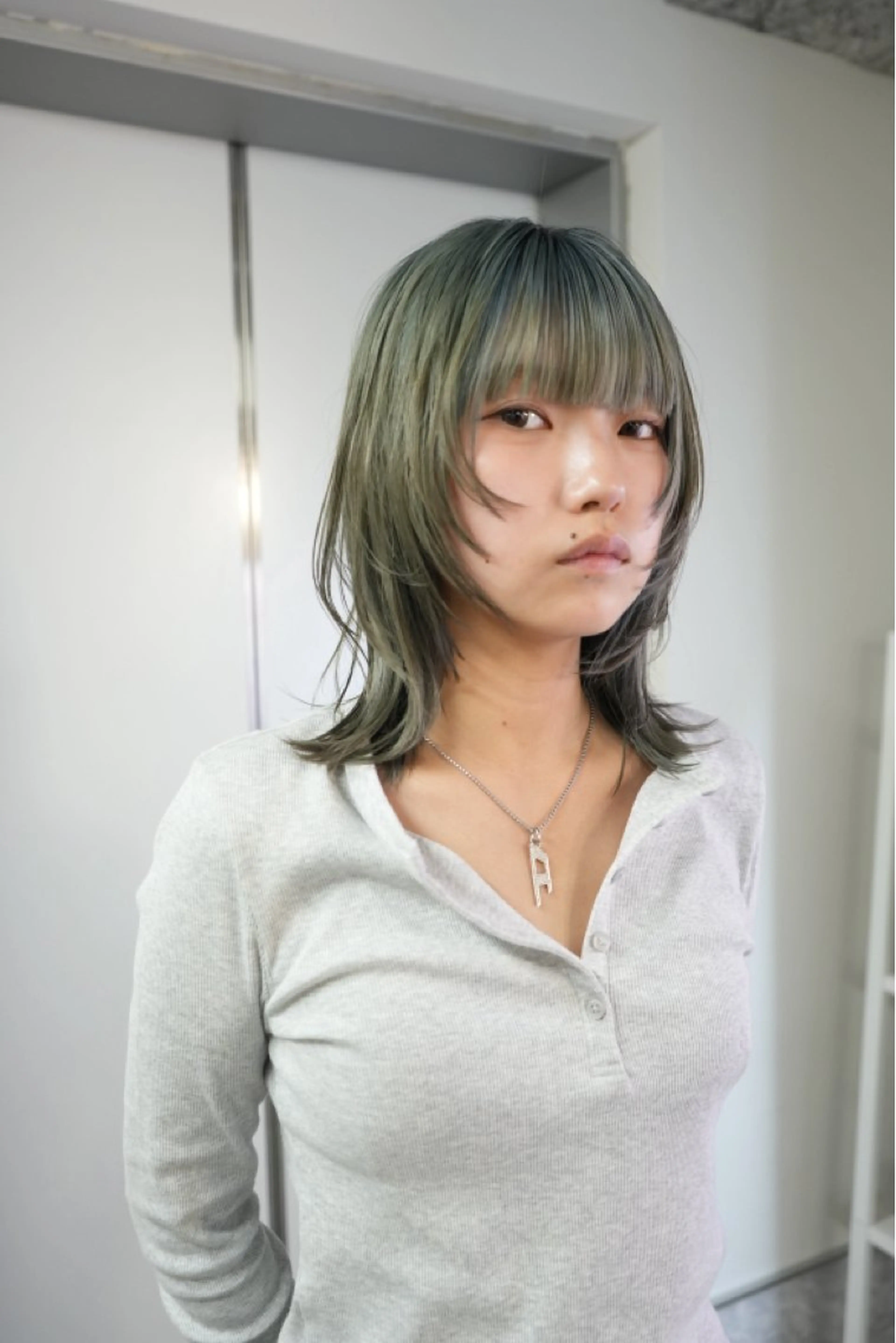 ミディアム カラー レイヤーカット ウルフカット カット ヘアカラー トリートメント 新宿/ブリーチ /パーマ/戸羽のヘアスタイル