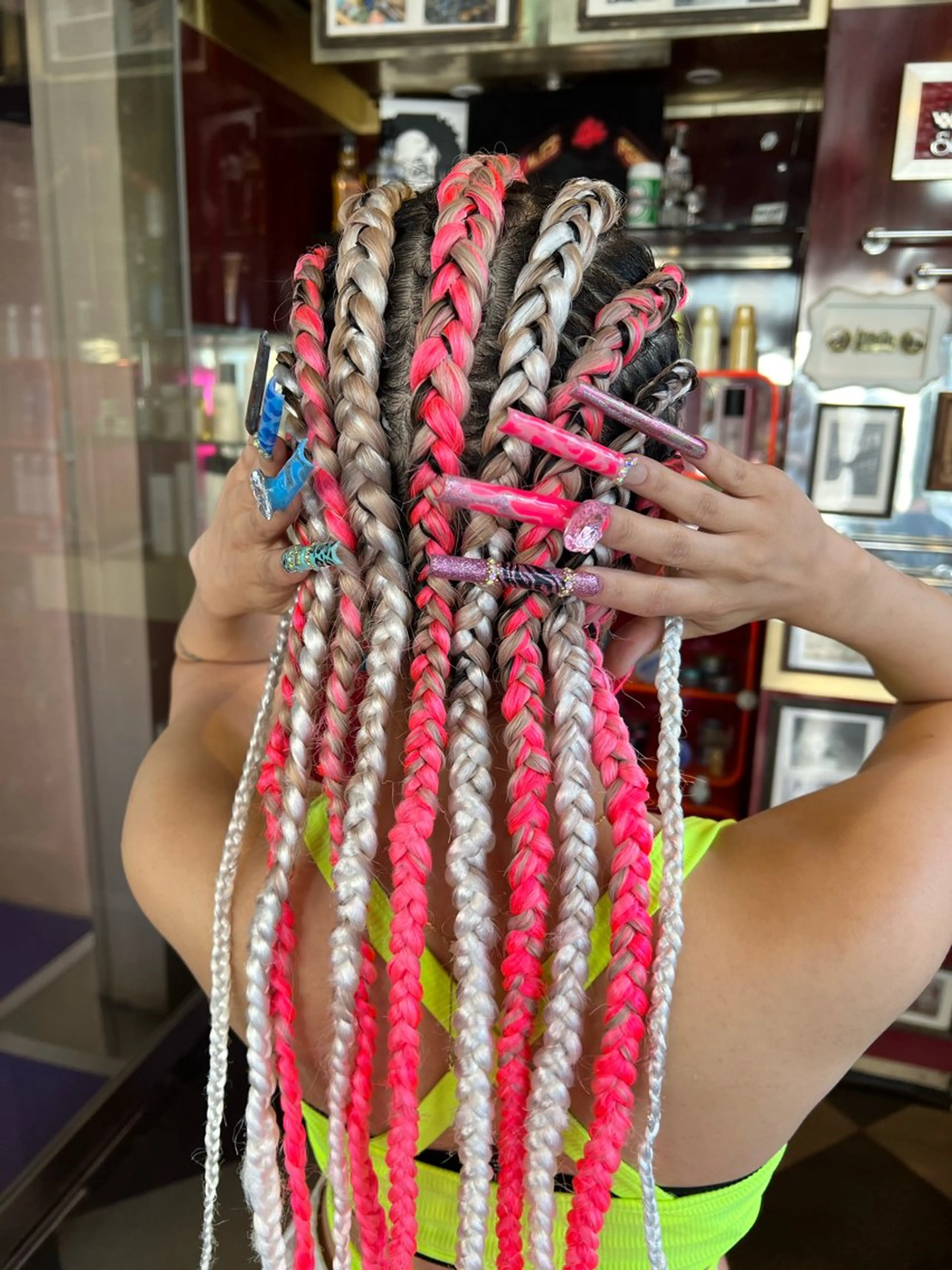 コーンロウ〔デザイン編み🉑〕〔刈り上げ🉑〕〔エクステ🉑〕の写真