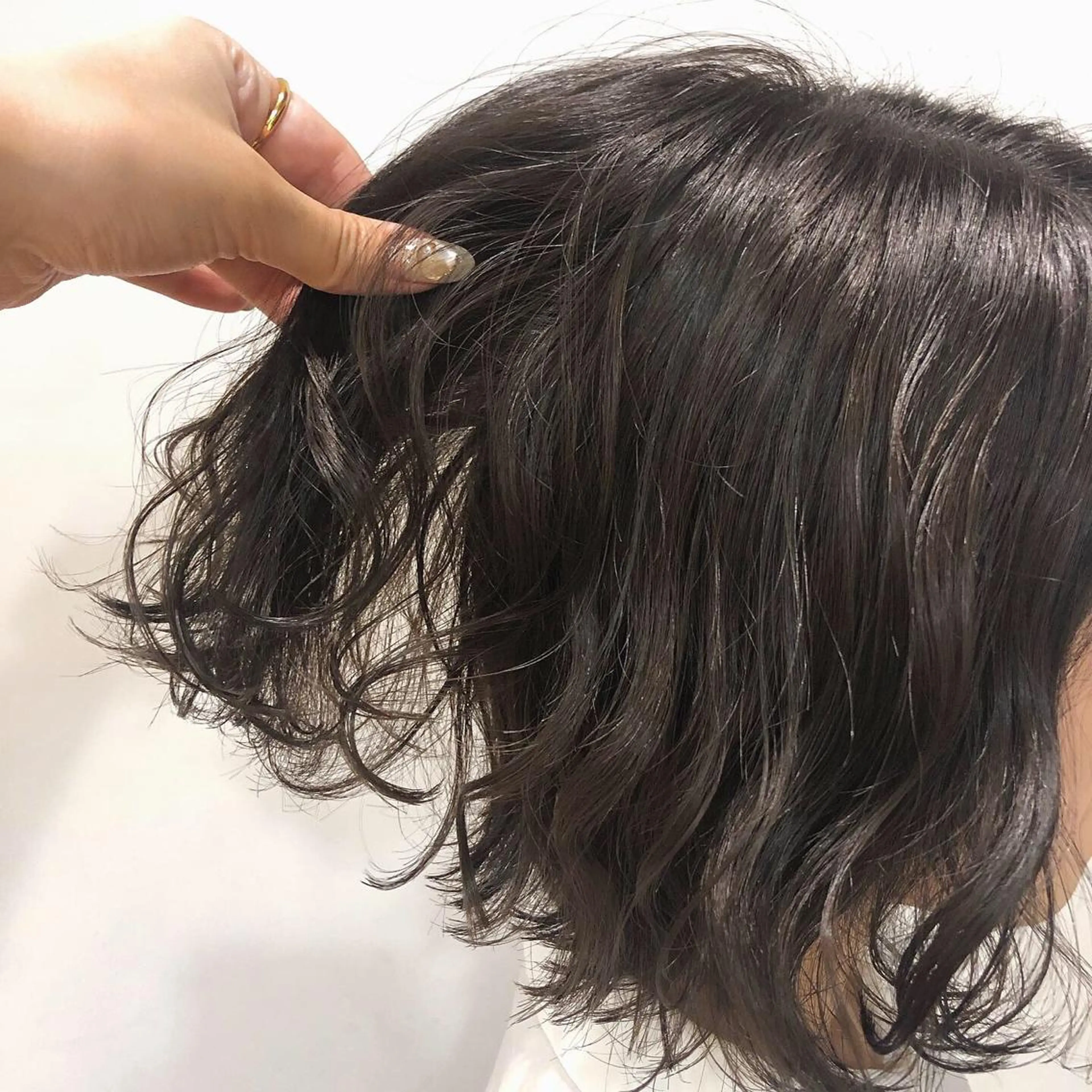 ミディアム カラー ヘアアレンジ 切りっぱなしボブ グレージュ ハイライトカラー ボブ ハイライト 高橋胡桃🪽 ディレクターのヘアスタイル