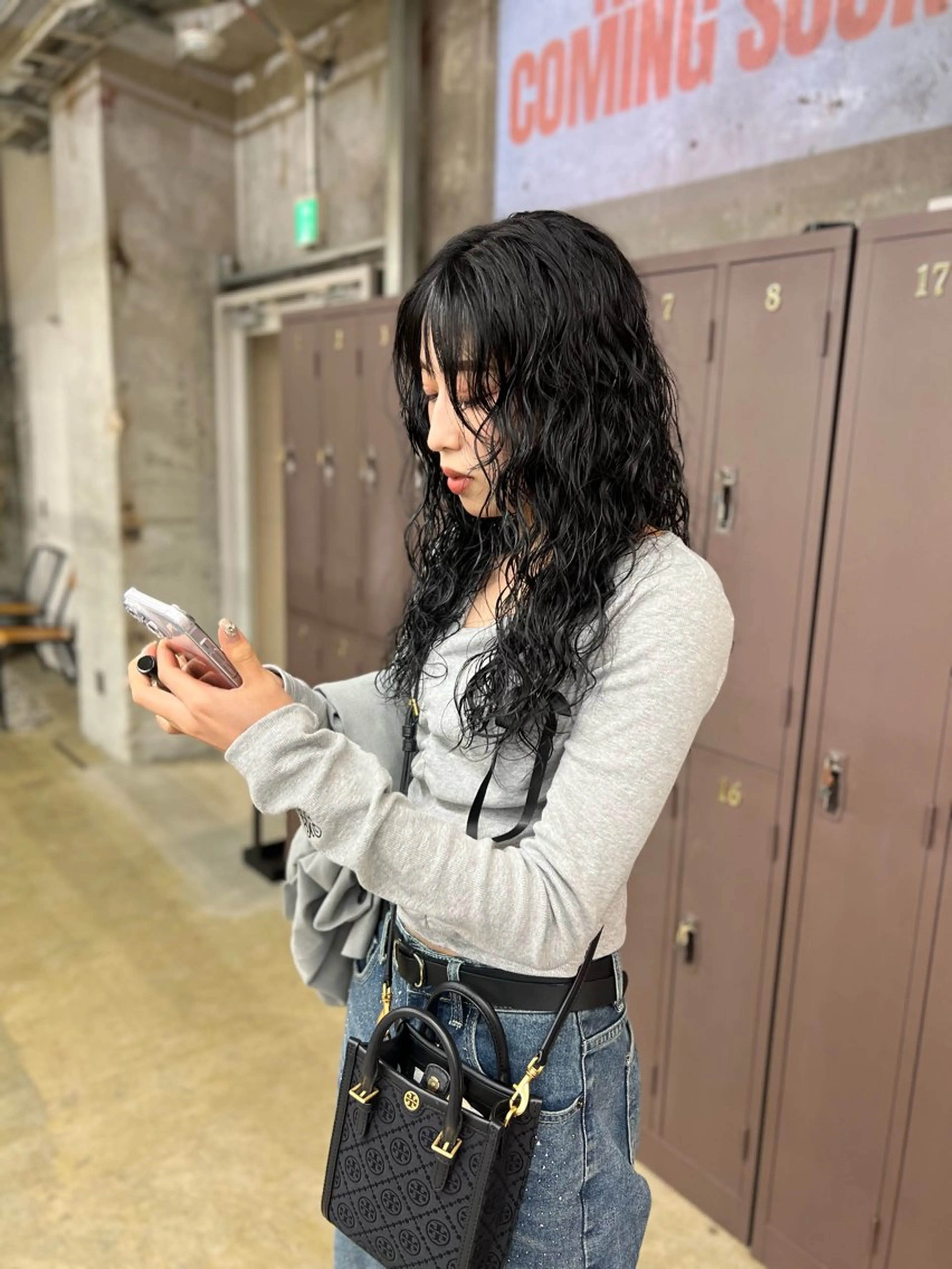 ロング カラー パーマ 黒髪 ダークグレー カット ヘアカラー パーマ 水野 雪 /パーマ/暖色カラーのヘアスタイル