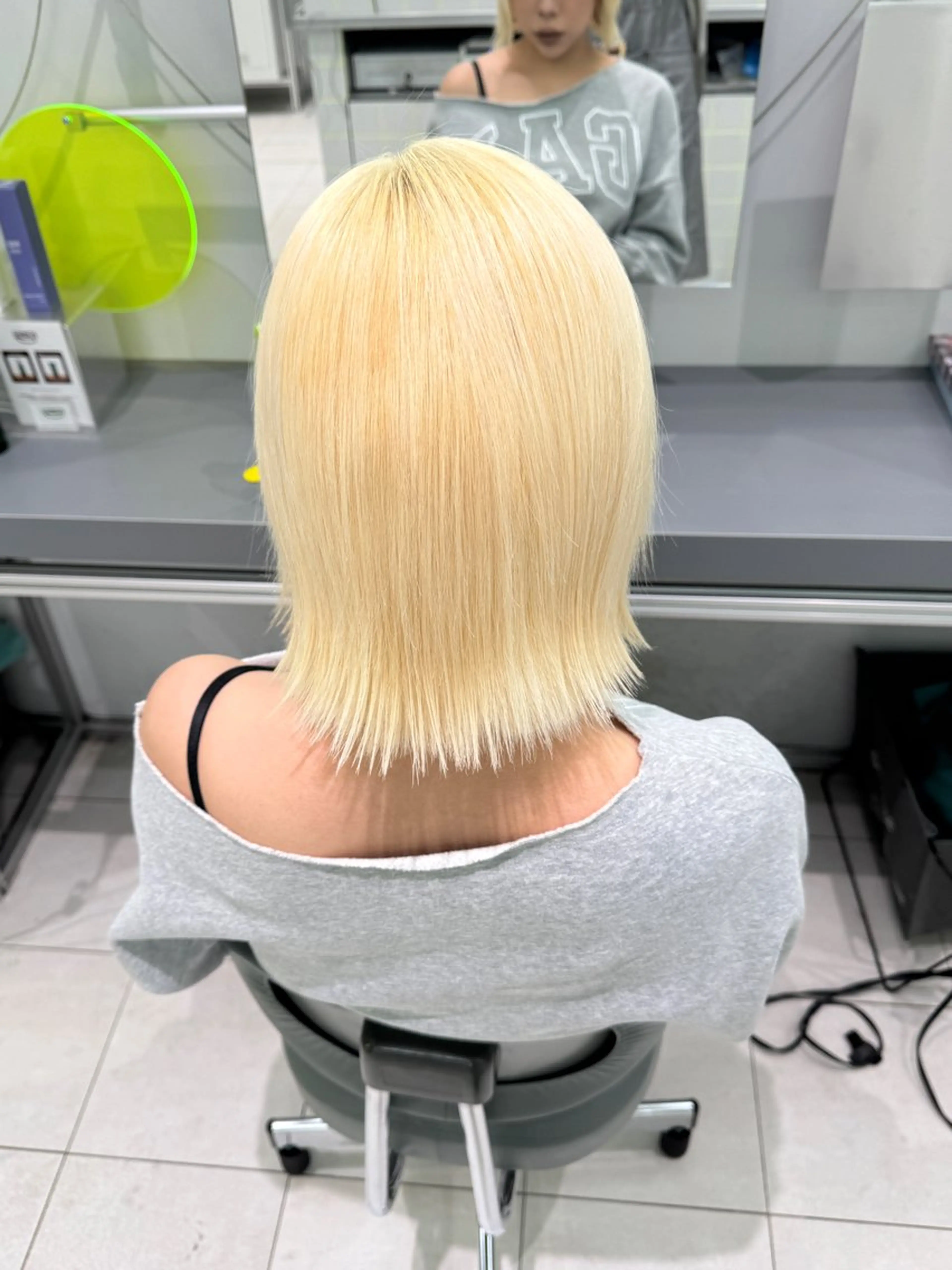 ショート ブリーチカラー/ブロ ンドレイヤーカットのヘアスタイル