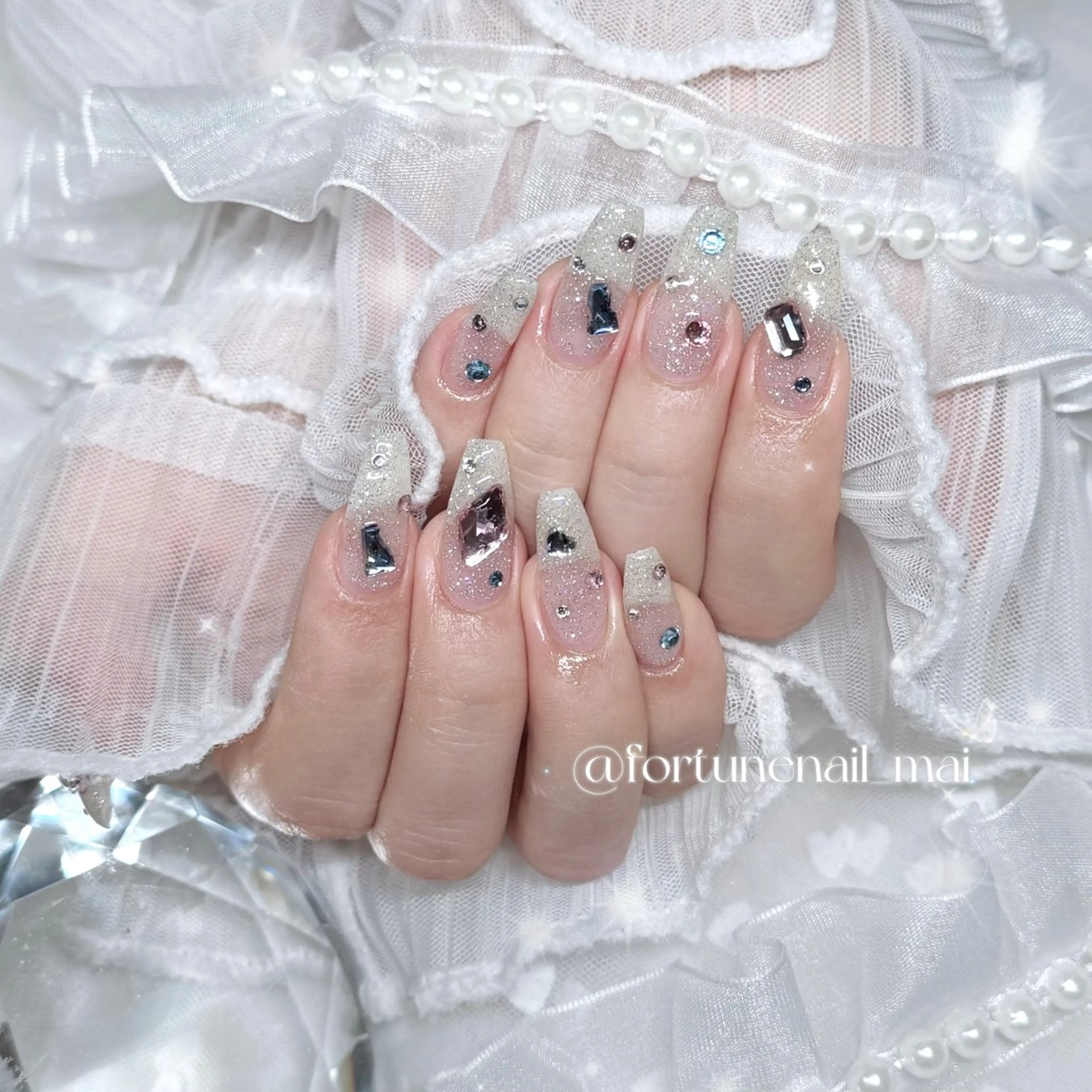 ネイル フラッシュネイル キラキラネイル 韓国ネイル ロングネイル ワンカラーネイル ハンドネイル 🎀Mai 🎀✩.*のネイルデザイン