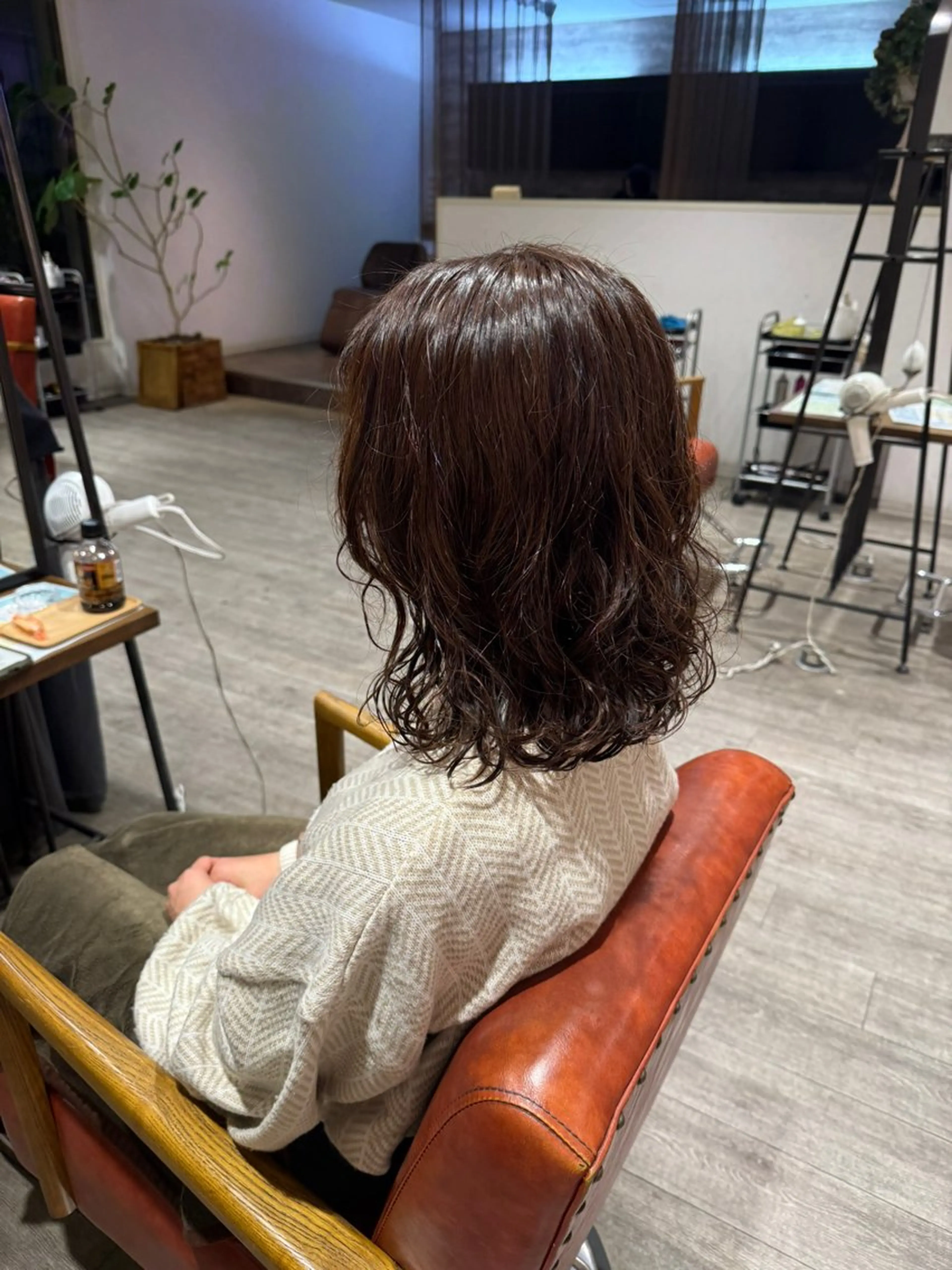 ミディアム カラー パーマ ミディアムパーマ ブラウンカラー 岡田 真弥のヘアスタイル