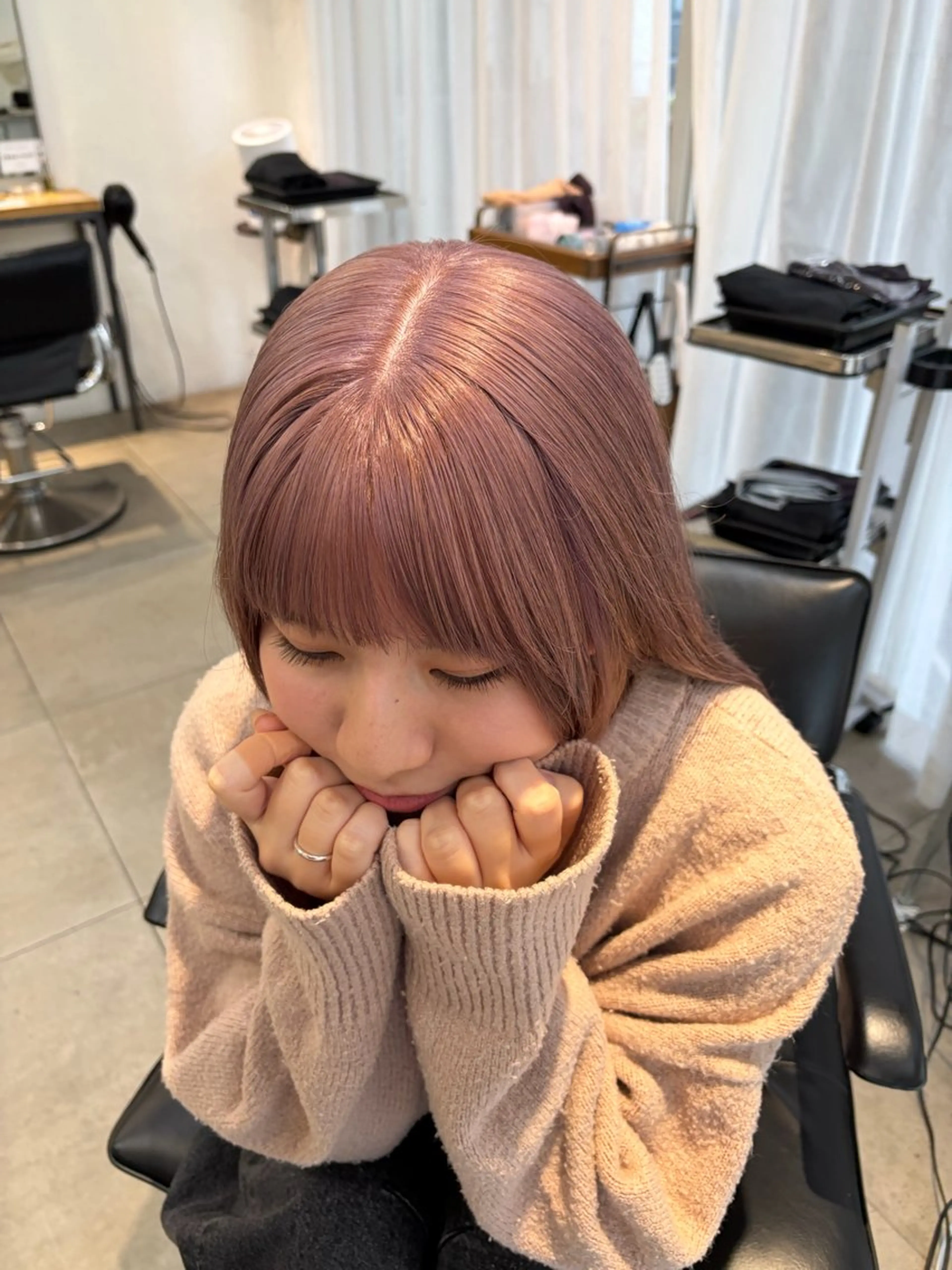 セミロング カラー ミルクティー× グレージュMOMOのヘアスタイル