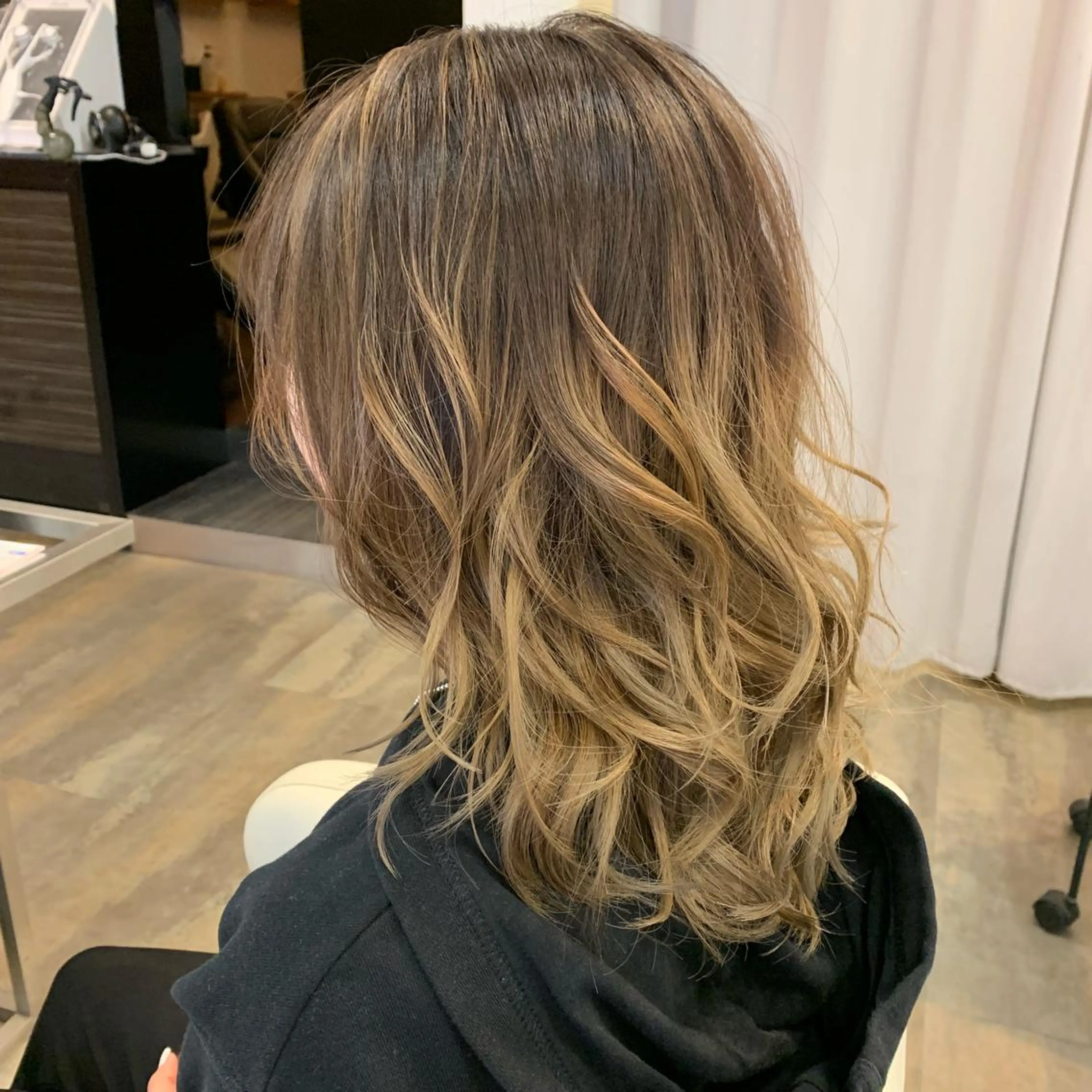 ミディアム カラー 畑中康志 美髪矯正/ハイトーンのヘアスタイル