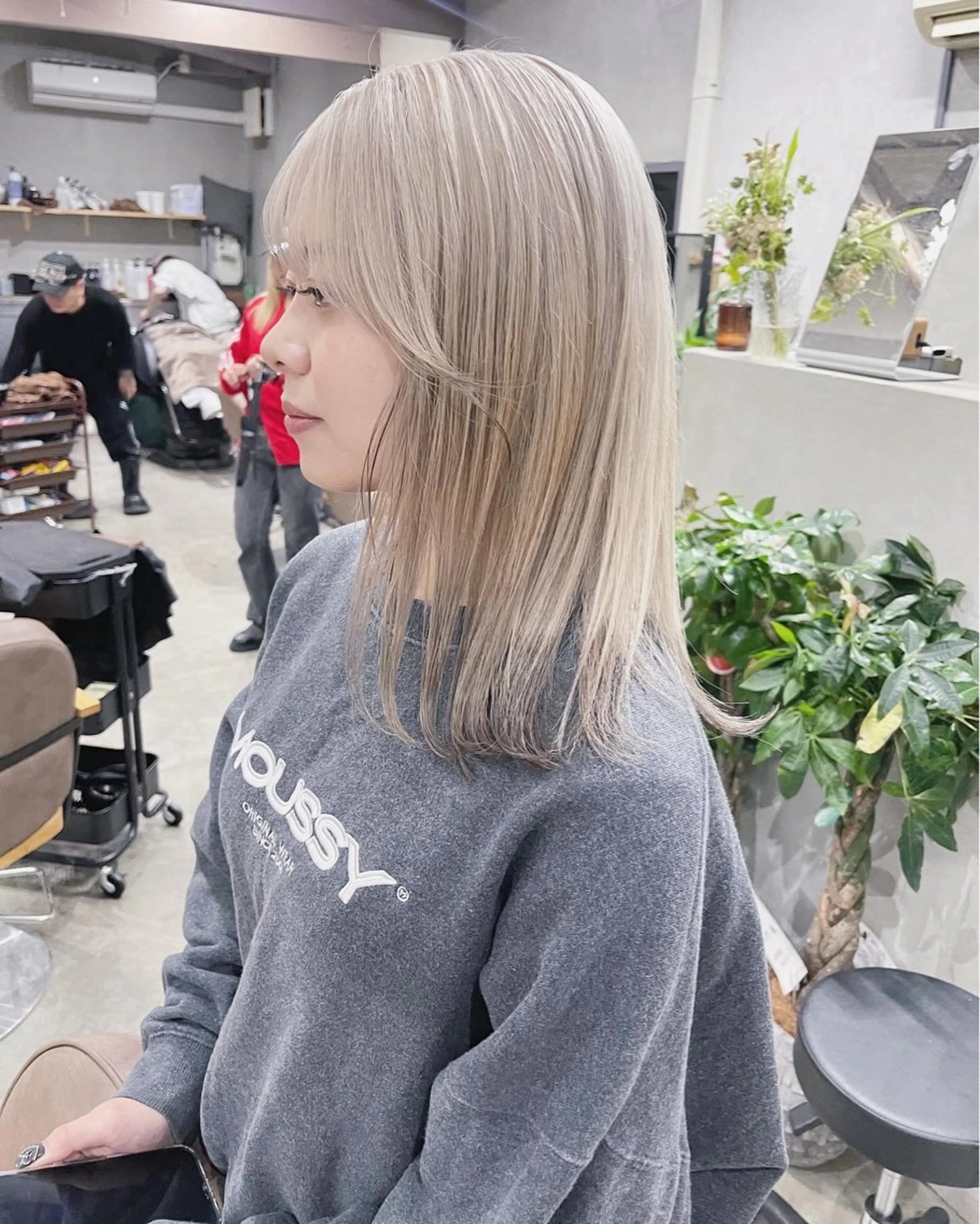 ミディアム カラー ベージュカラー ミルクティーベージュ ホワイトベージュ ヘアカラー トリートメント AiM 大名　似合わせカットのヘアスタイル