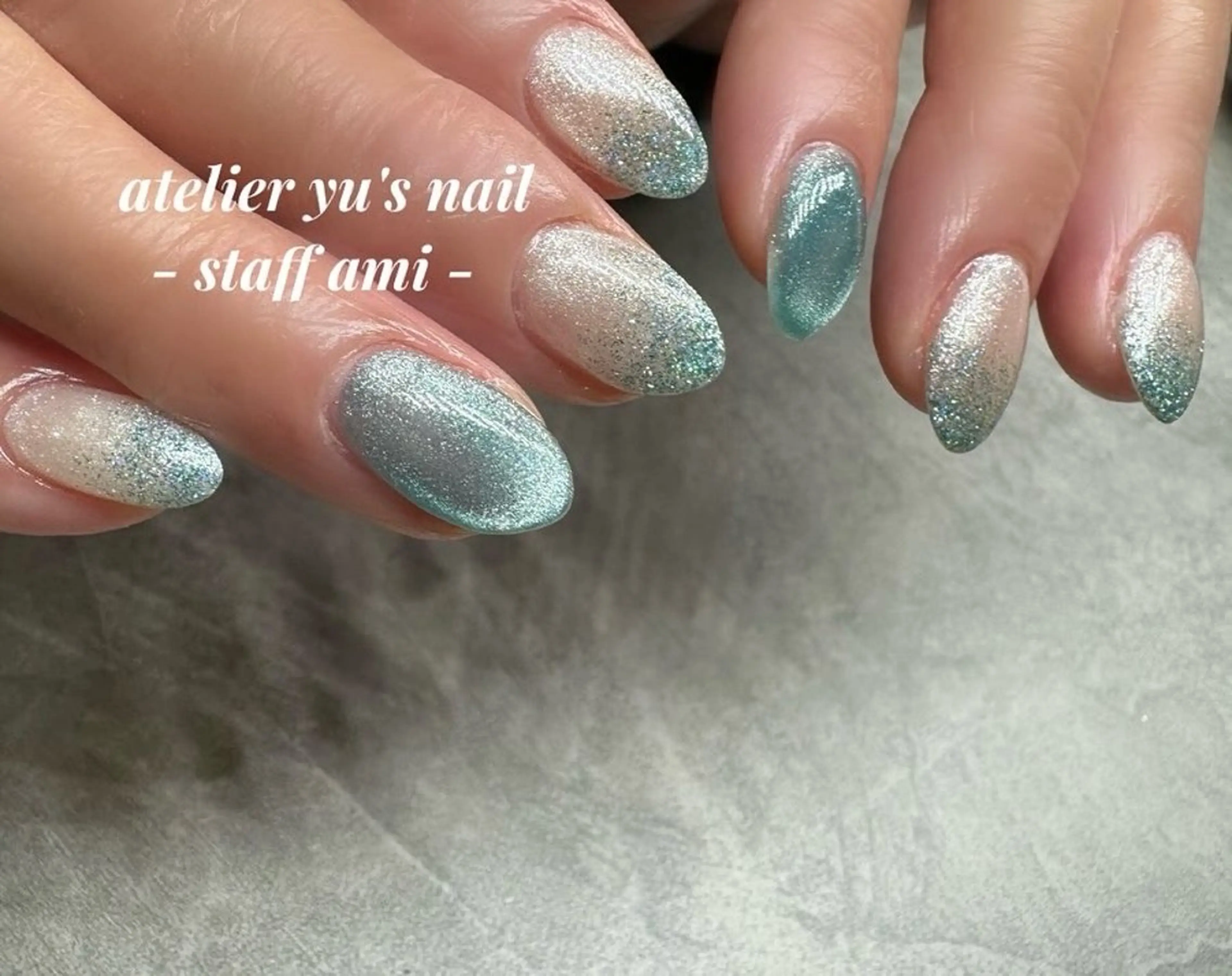 ネイル ブルー フラッシュネイル ジェルネイル グリーン ラメ(グリッター) ハンドネイル ハンドケア atelier yu's nailのネイルデザイン