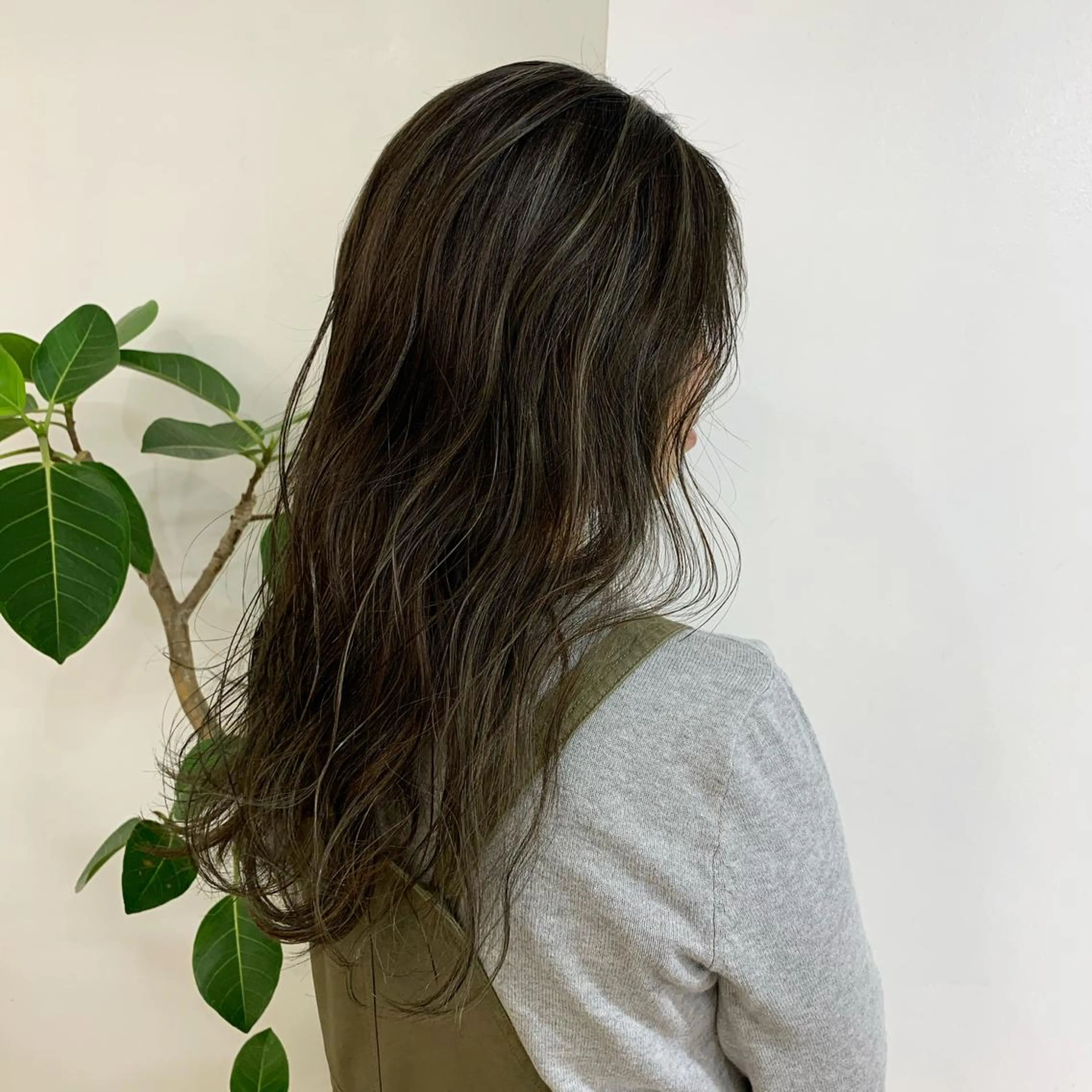 ロング カラー ベージュカラー ハイライトカラー オリーブベージュ ハイライト fit /HONOKAのヘアスタイル