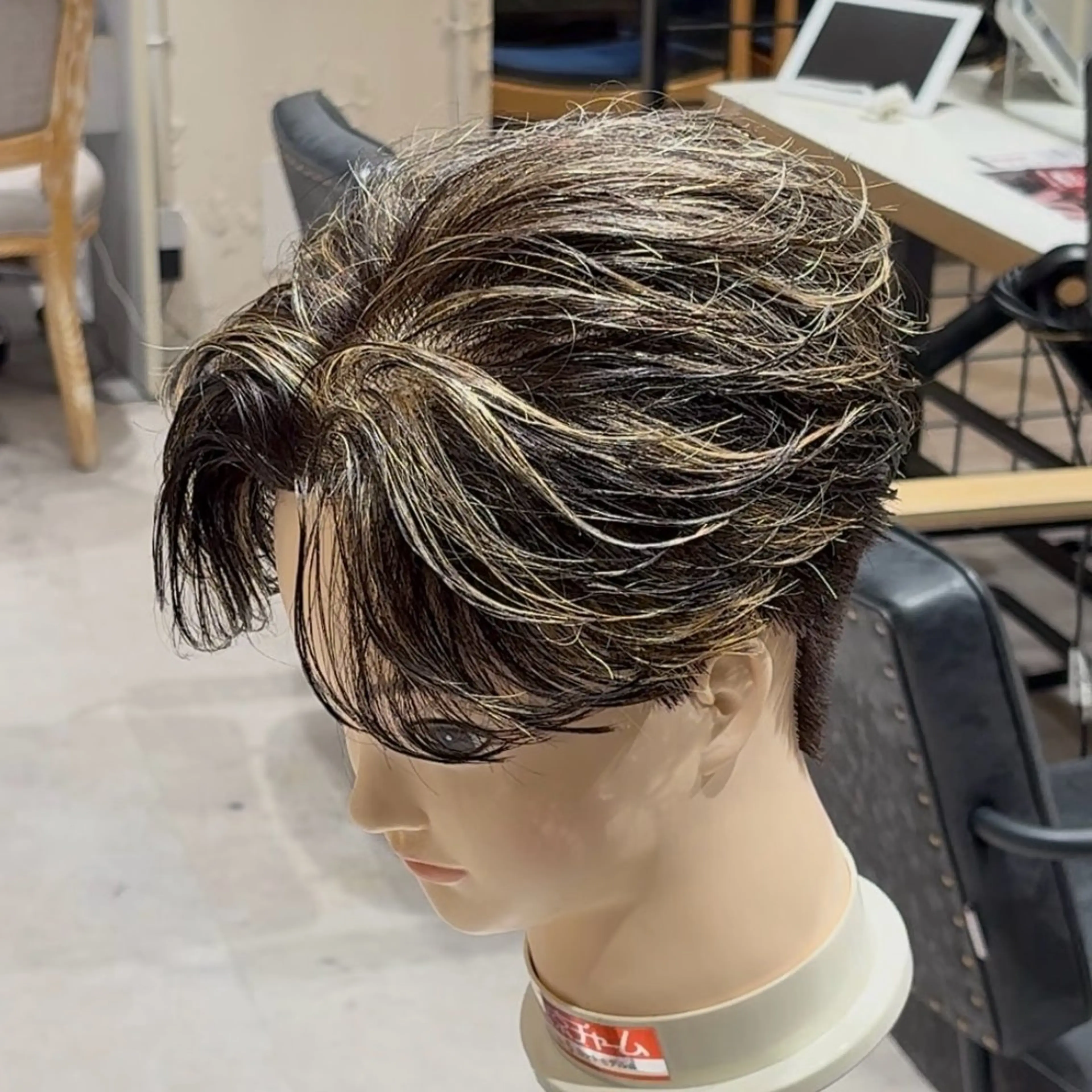 ショート カラー パーマ メンズ メンズハイライト メンズパーマ ハイライトカラー ハイライト ニュアンスパーマ カット ヘアカラー パーマ トリートメント フェザー/シャドウ/ メッシュパーマのヘアスタイル