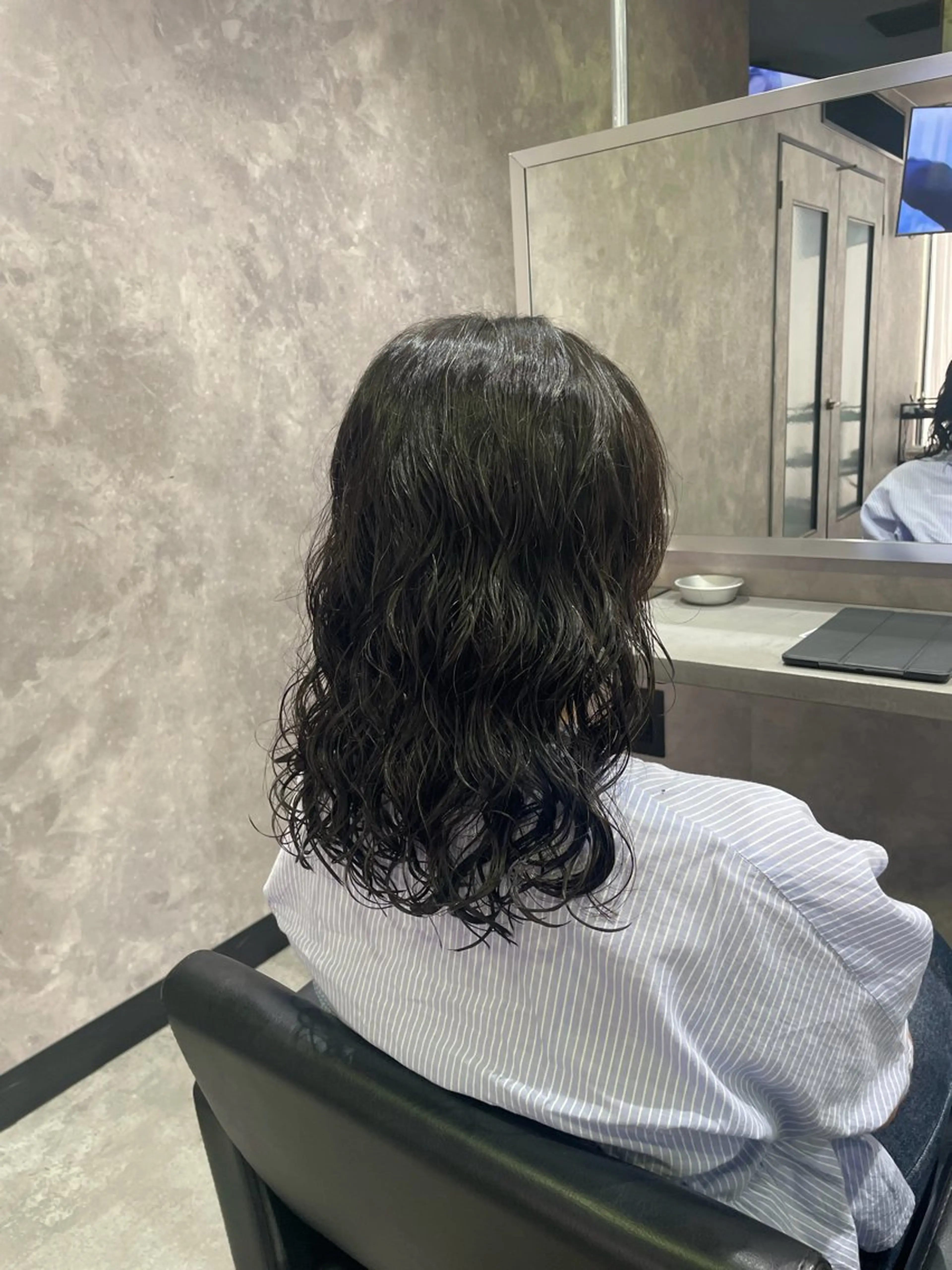 ミディアム パーマ ミディアムパーマ カット パーマ トリートメント 手塚 由佳のヘアスタイル