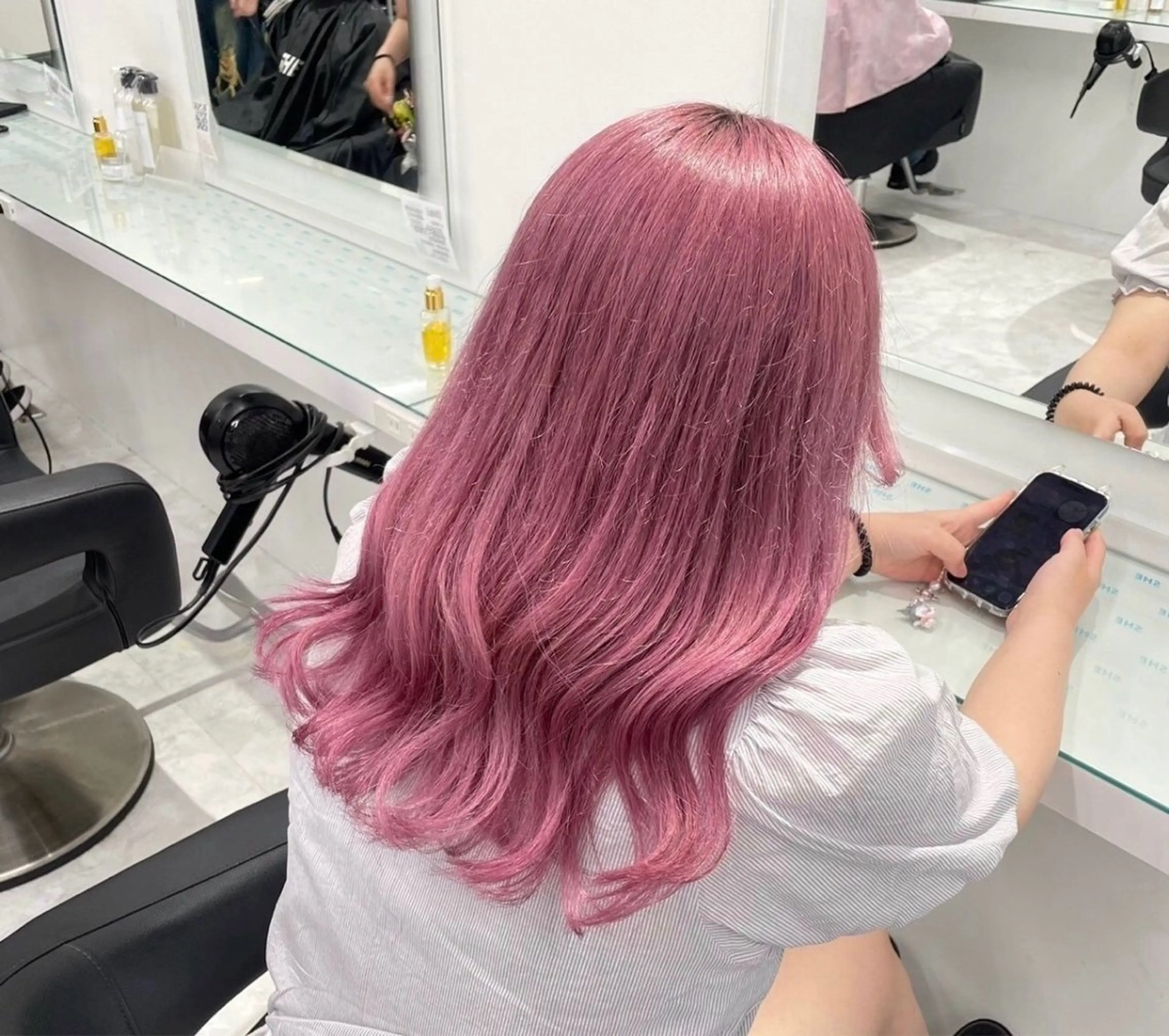 ロング カラー ヘアアレンジ 黒髪 ブリーチ ハイトーンカラー ピンクカラー ヘアカラー トリートメント ヘアセット 🫧モテる💗ダメー ジレスハイトーン🫧のヘアスタイル