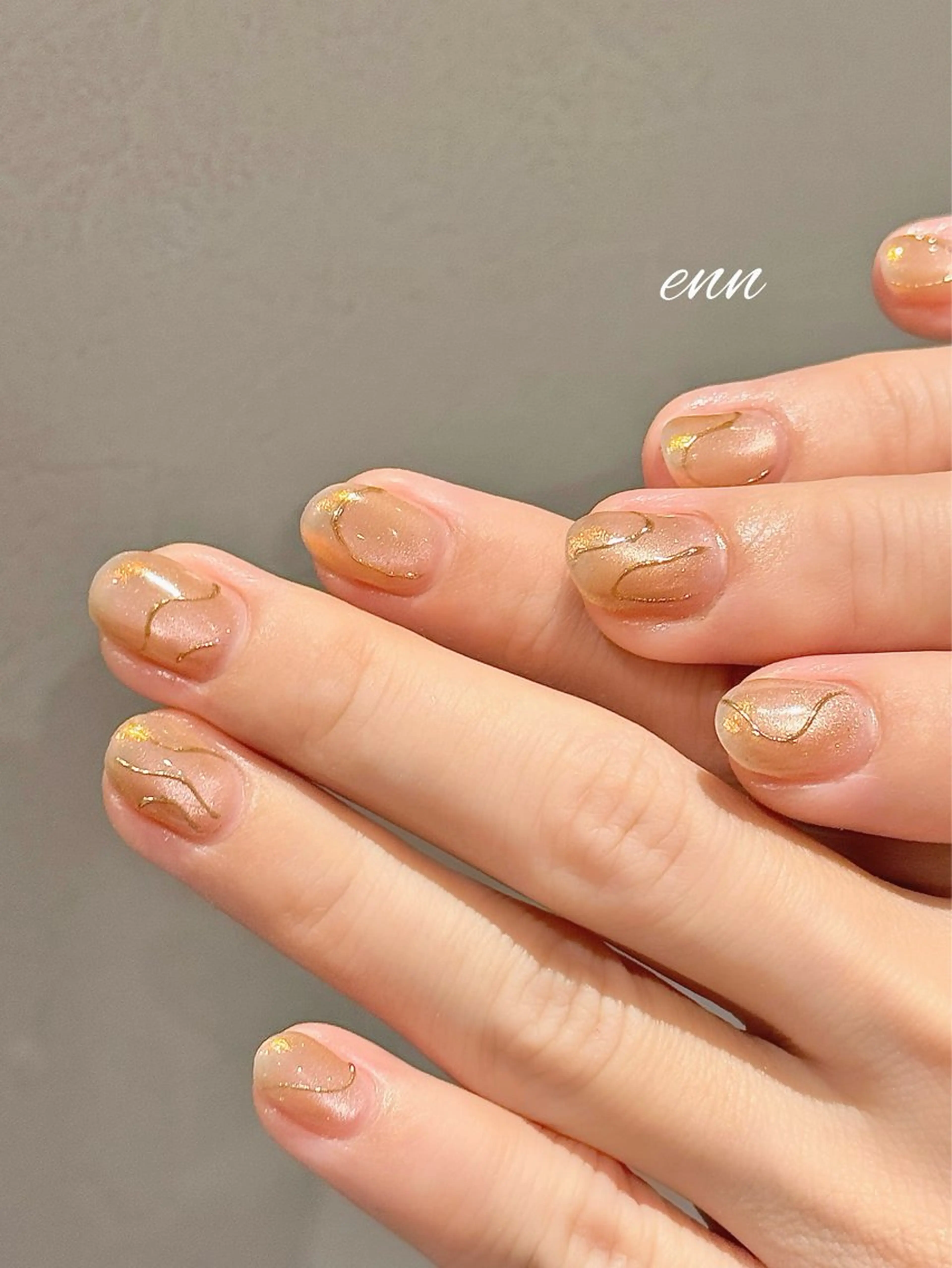 ネイル オーロラネイル グラデーション マグネットネイル ニュアンスネイル オレンジ 【 enn 】 Uzuka Yukaのネイルデザイン