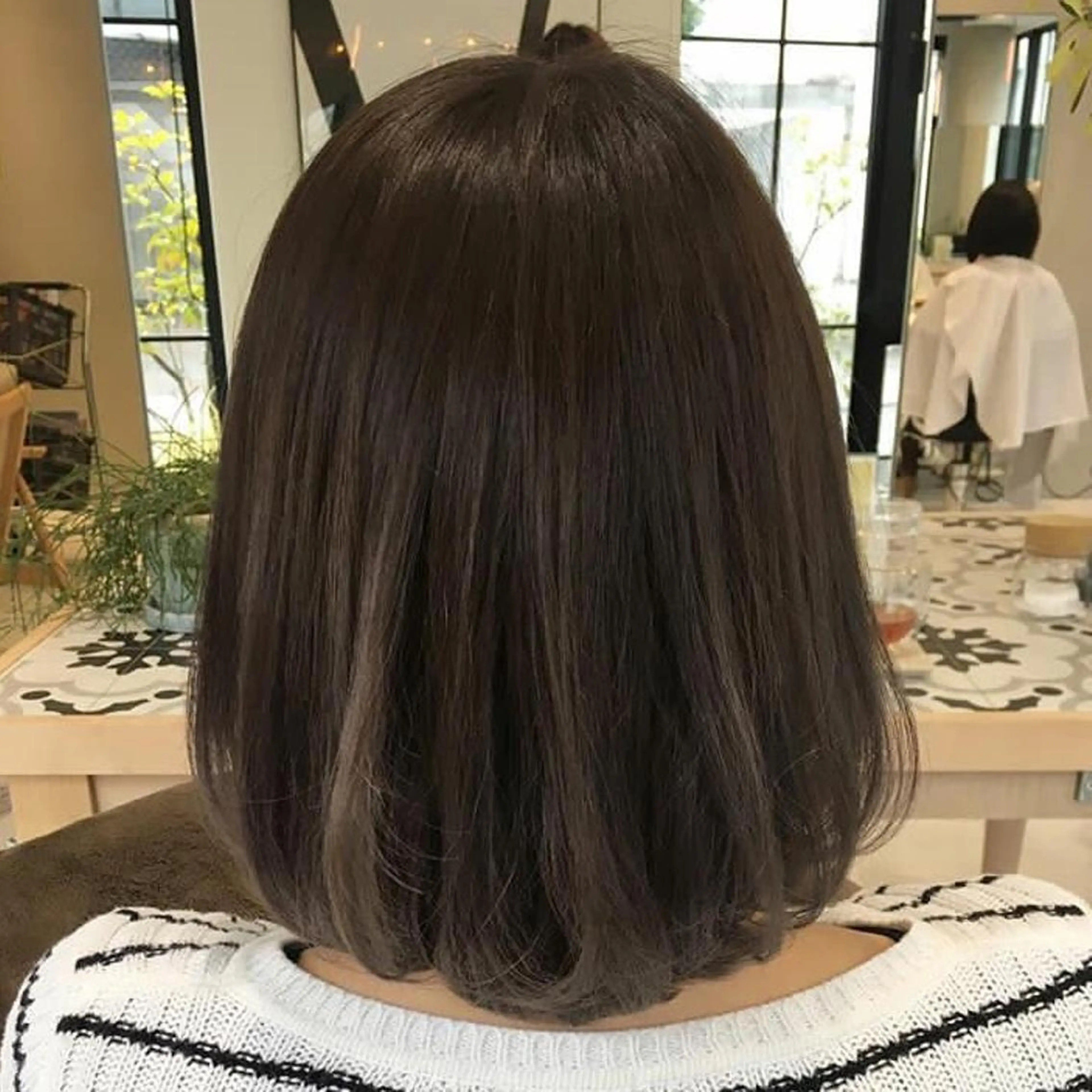 ミディアム カラー グレージュ ヘアカラー トリートメント 荒木 依莉亜のヘアスタイル