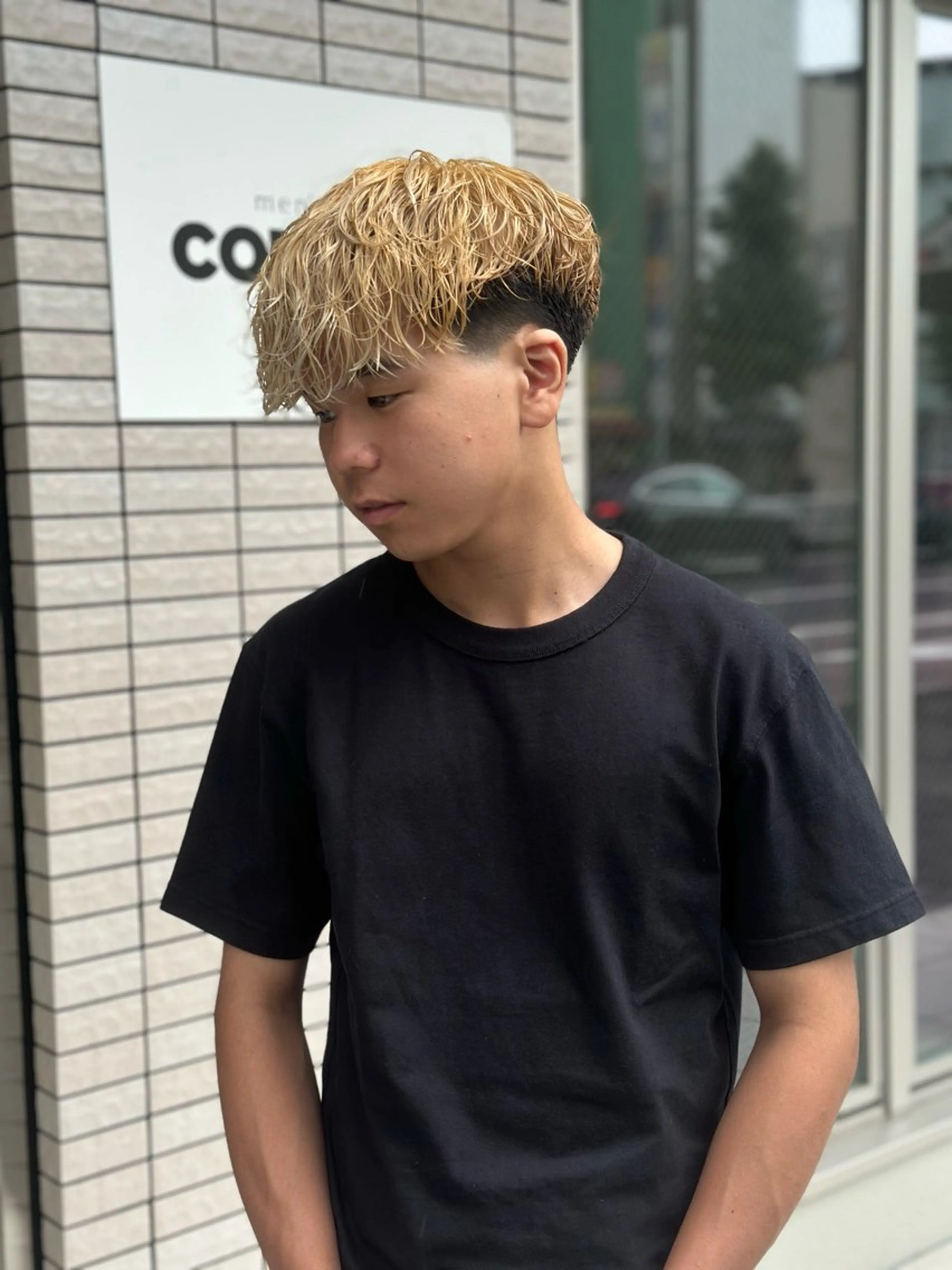 ショート カラー パーマ メンズ センターパート フェードカット フェザーパーマ メンズパーマ ツーブロック カット パーマ トリートメント 金山駅前/メンズ パーマ/真柄 恒輝のヘアスタイル