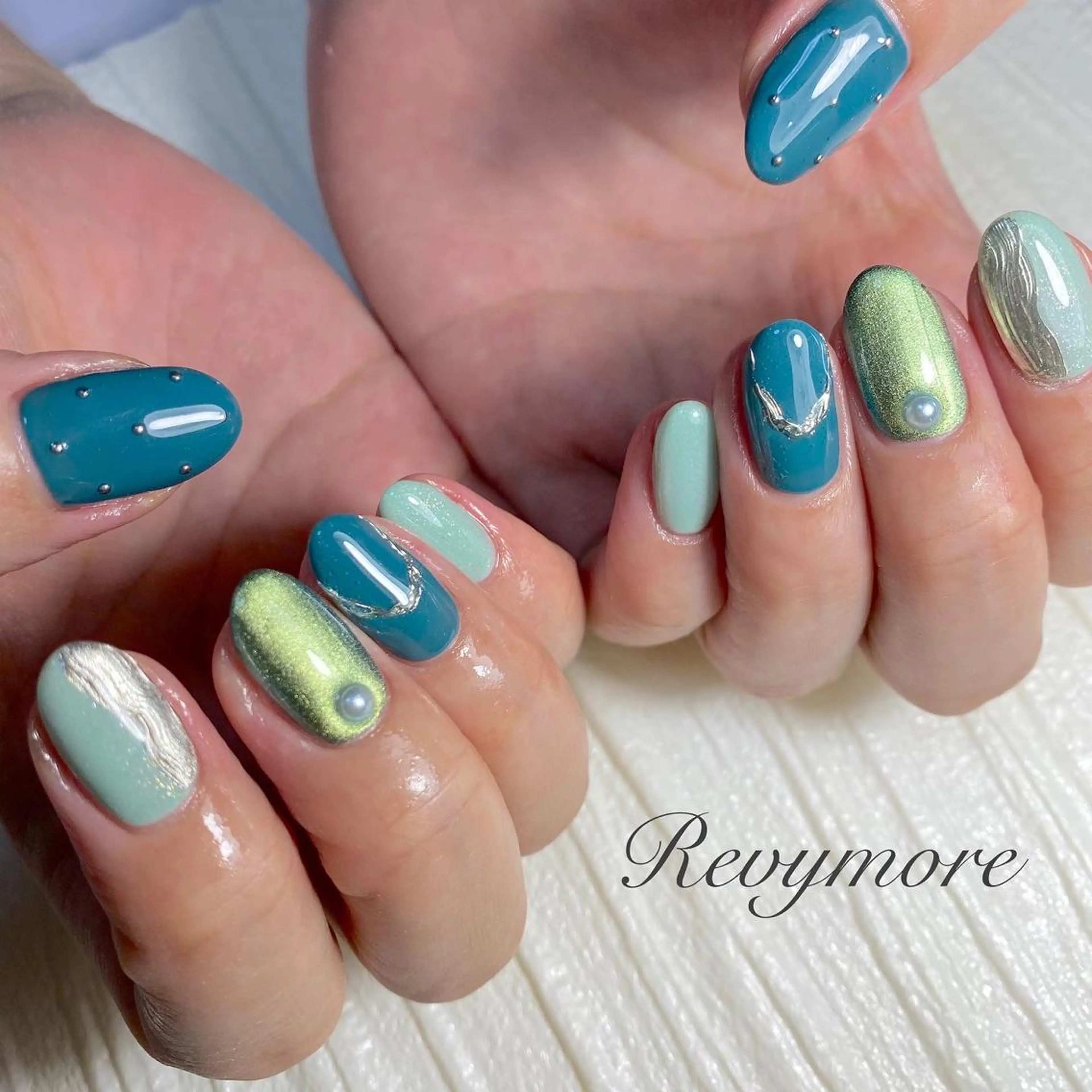 ミディアム ネイル 韓国風ヘア ジェルネイル キラキラネイル 韓国ネイル ミラーネイル nail salon Revymoreのネイルデザイン