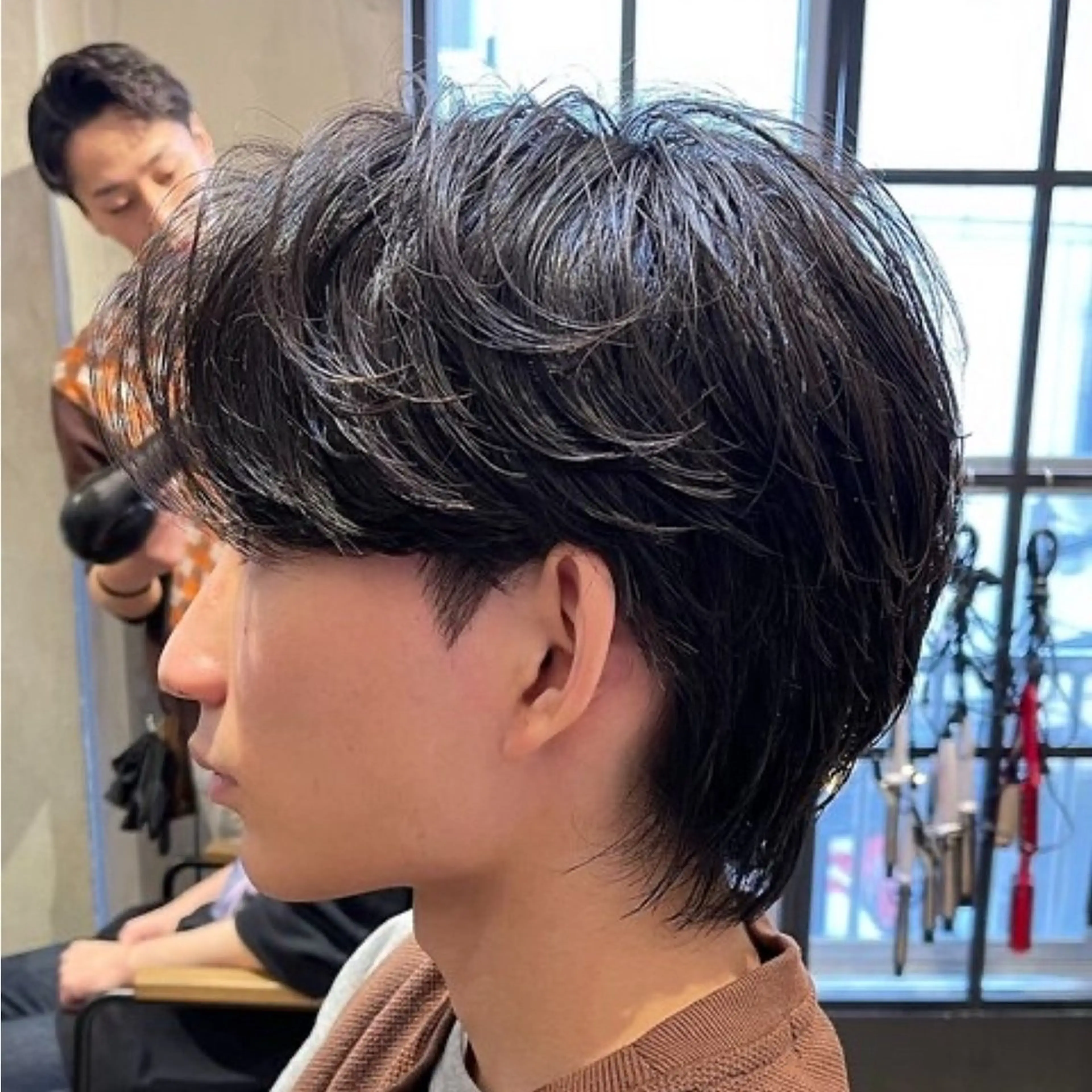 ショート パーマ メンズ ビジネス センターパート フェードカット フェザーパーマ メンズ韓国風 カット パーマ トリートメント ヘアセット 新宿メンズ専門 モテ清潔感パーマ特化のヘアスタイル