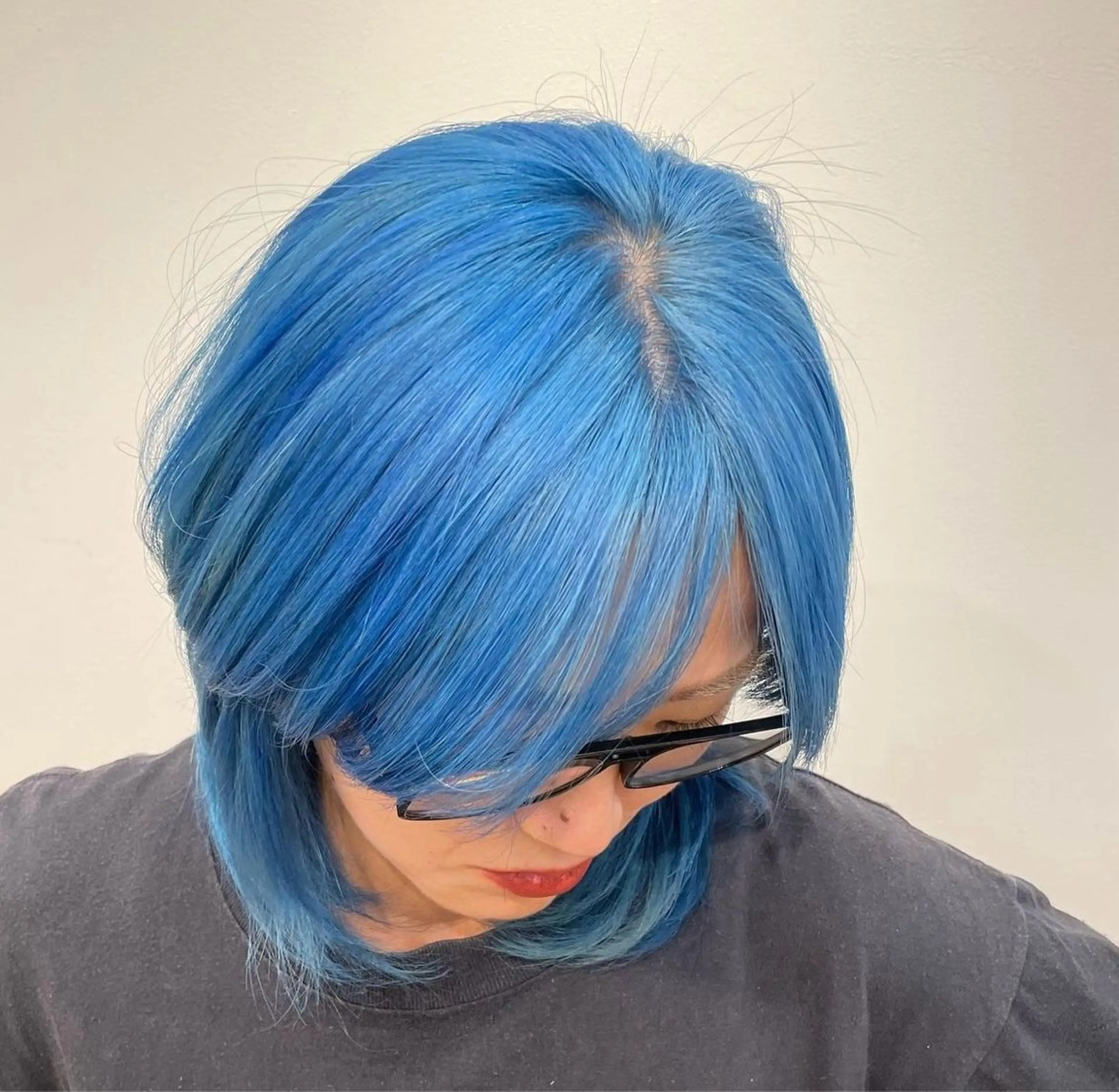 ショート カラー バレイヤージュ ブルーカラー イヤリングカラー グラデーションカラー ハイライトカラー ブリーチ👩‍🦳/ ‪✂︎MANAMIのヘアスタイル