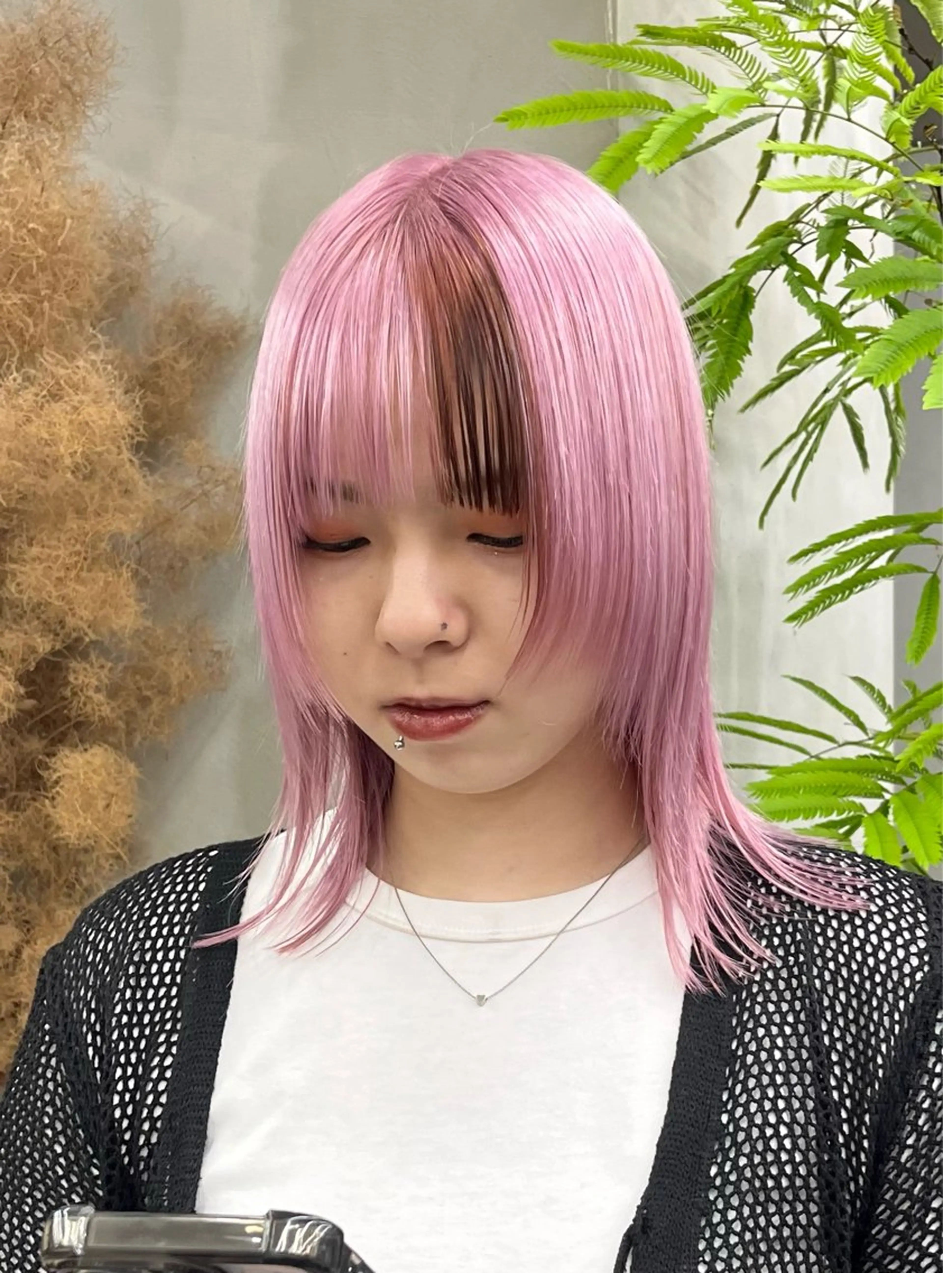 ミディアム カラー イツク ⚡️ ルーツ/ハイトーンのヘアスタイル