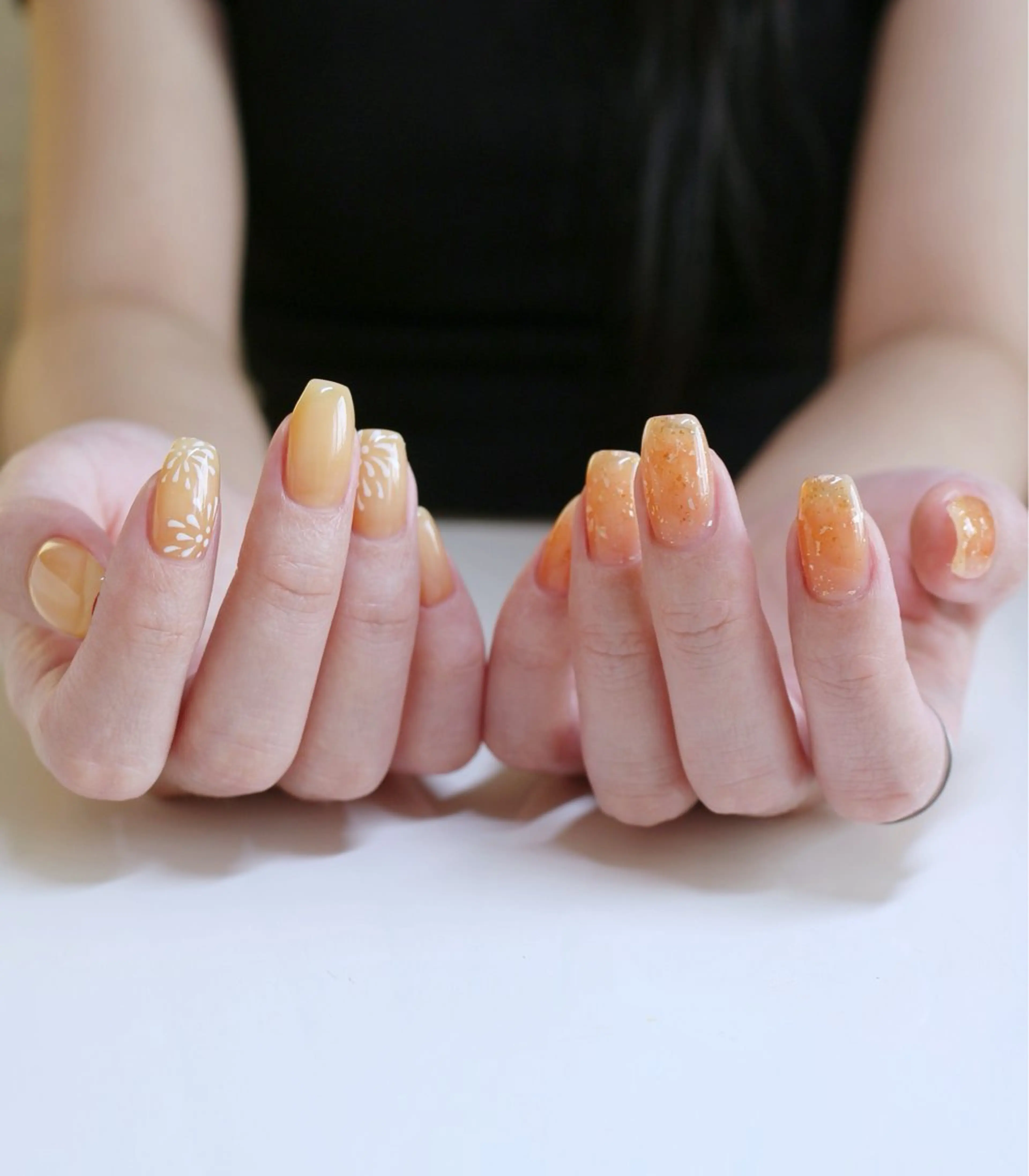 ネイル キラキラネイル 韓国ネイル オレンジ 夏ネイル ワンホンネイル ハンドネイル Baku Nailsのネイルデザイン
