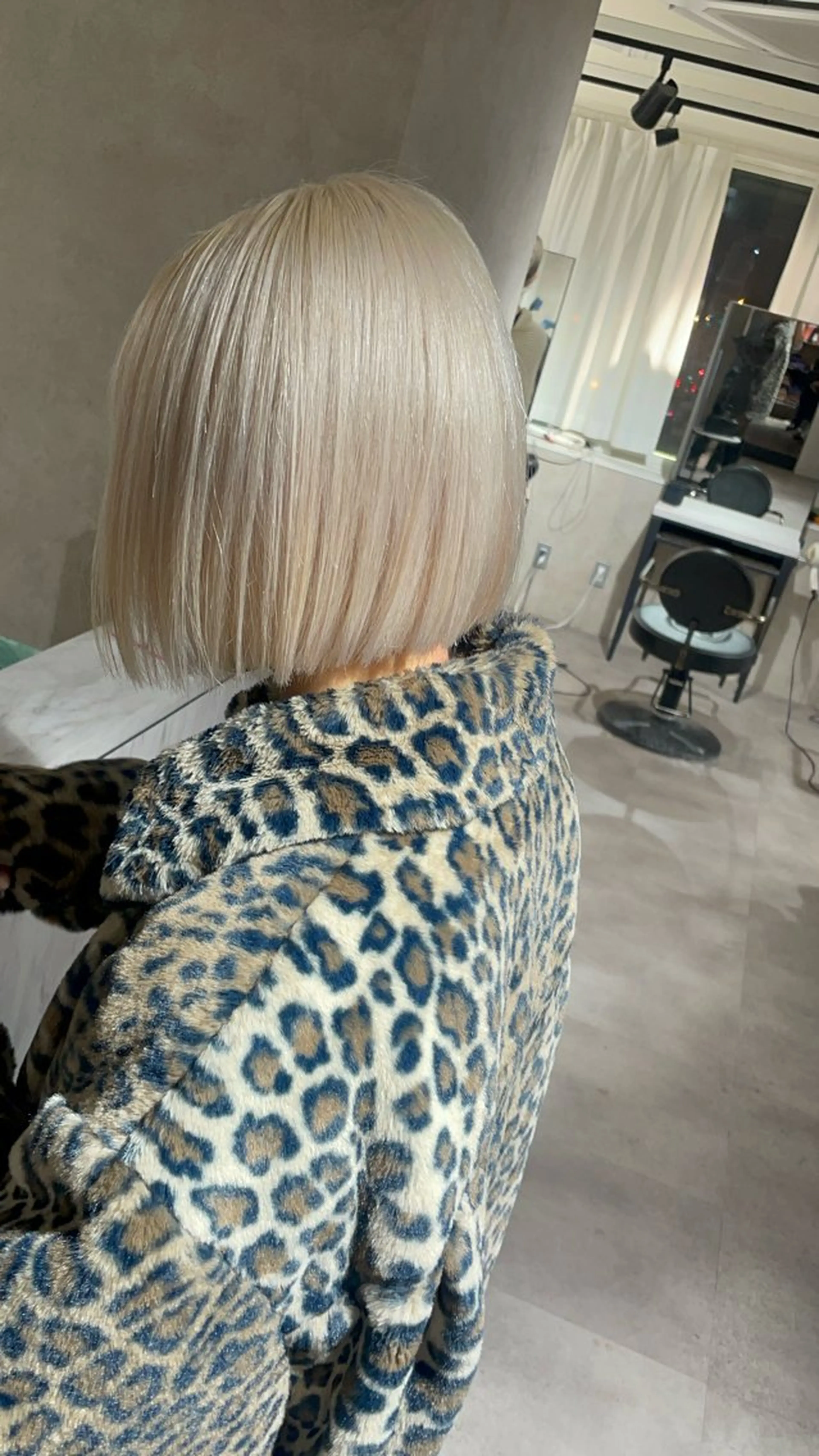 ミディアム カット ヘアカラー 🇰🇷ハイトーン× 韓国レイヤー레이어드のヘアスタイル