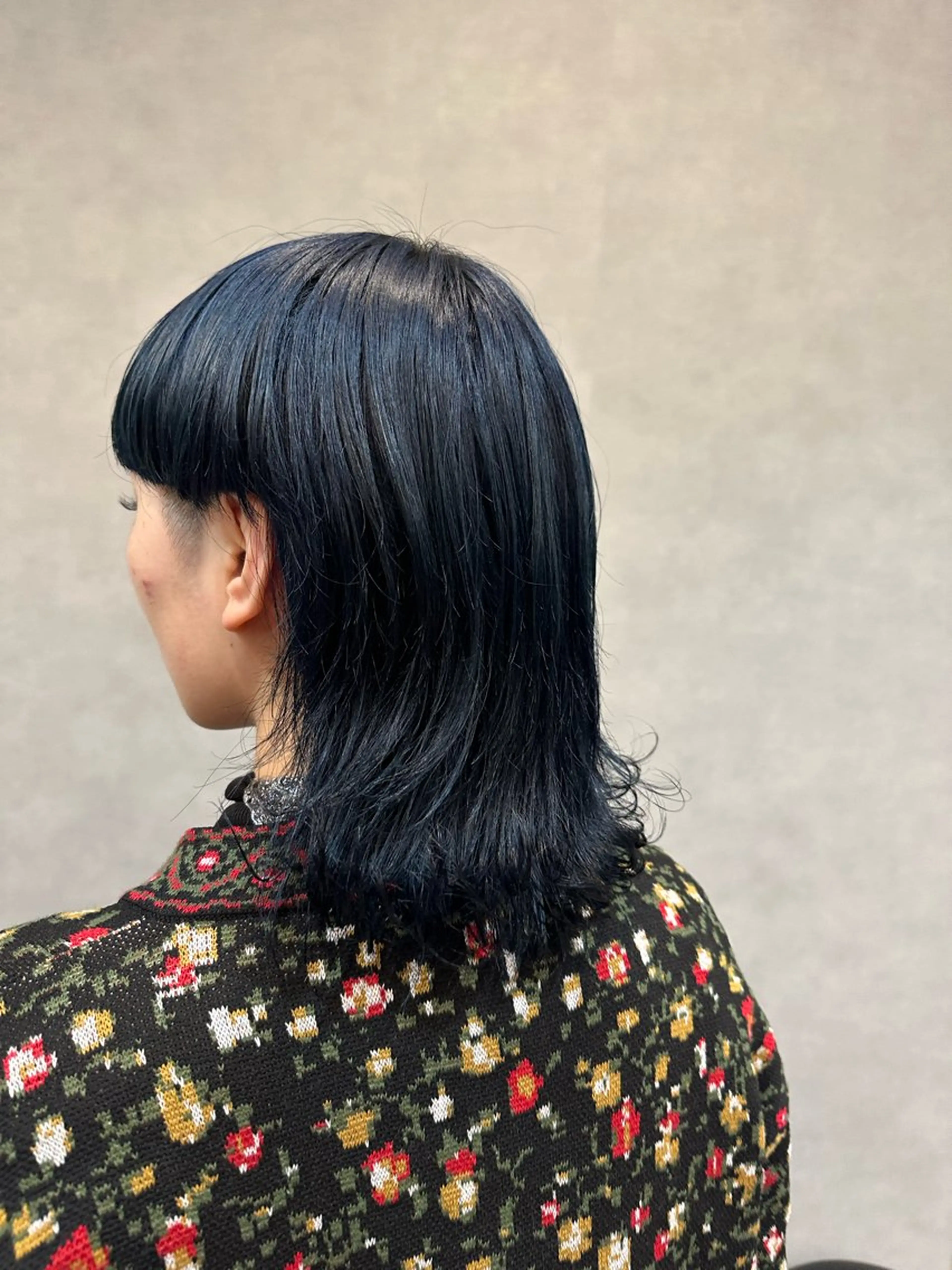 ミディアム カラー ヘアアレンジ 黒髪 ブルーカラー ブルーブラック juna🌺/海外 ヘア/ハイトーンのヘアスタイル