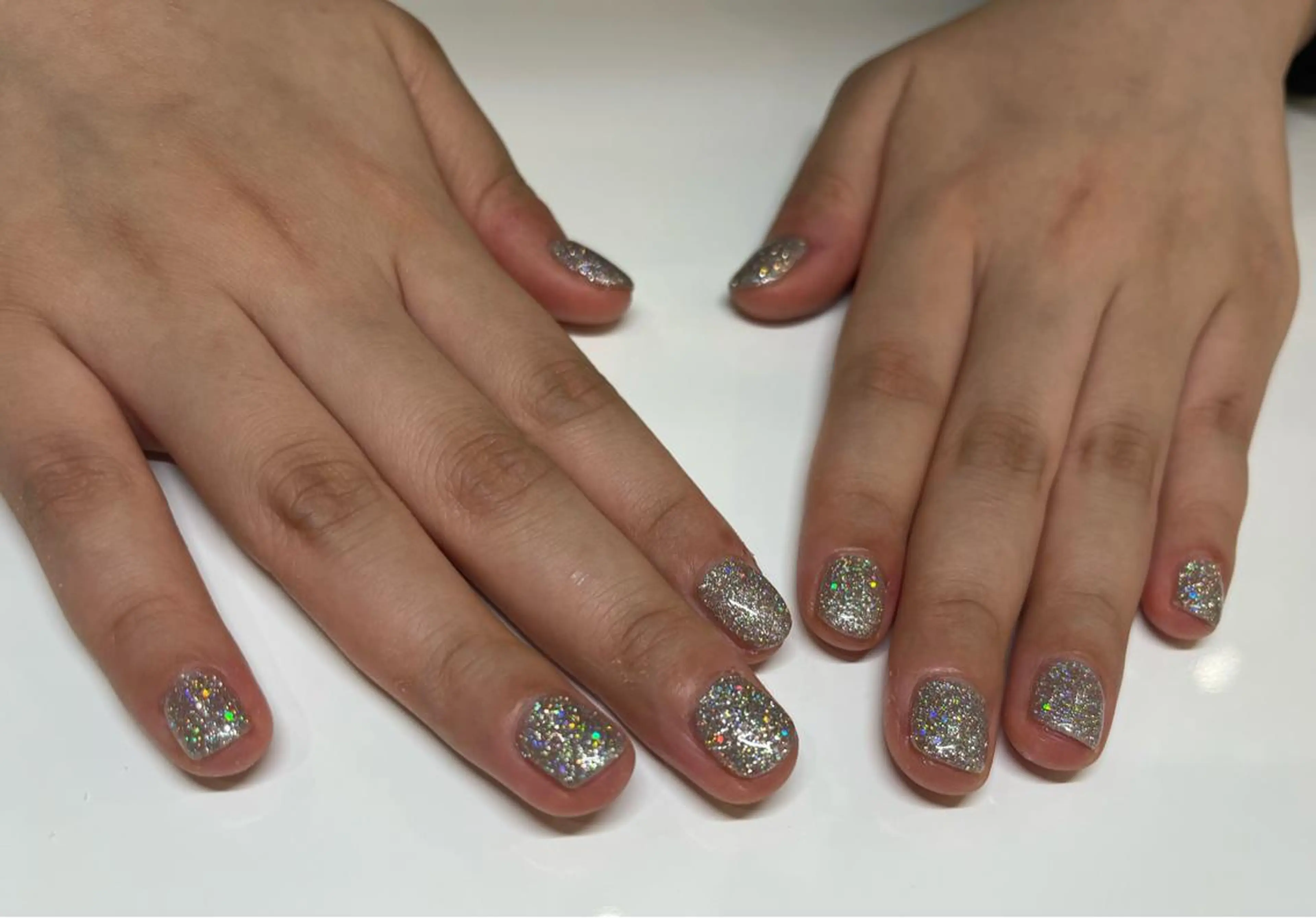 ネイル キラキラネイル ラメ(グリッター) シルバー 山本 杏香のネイルデザイン