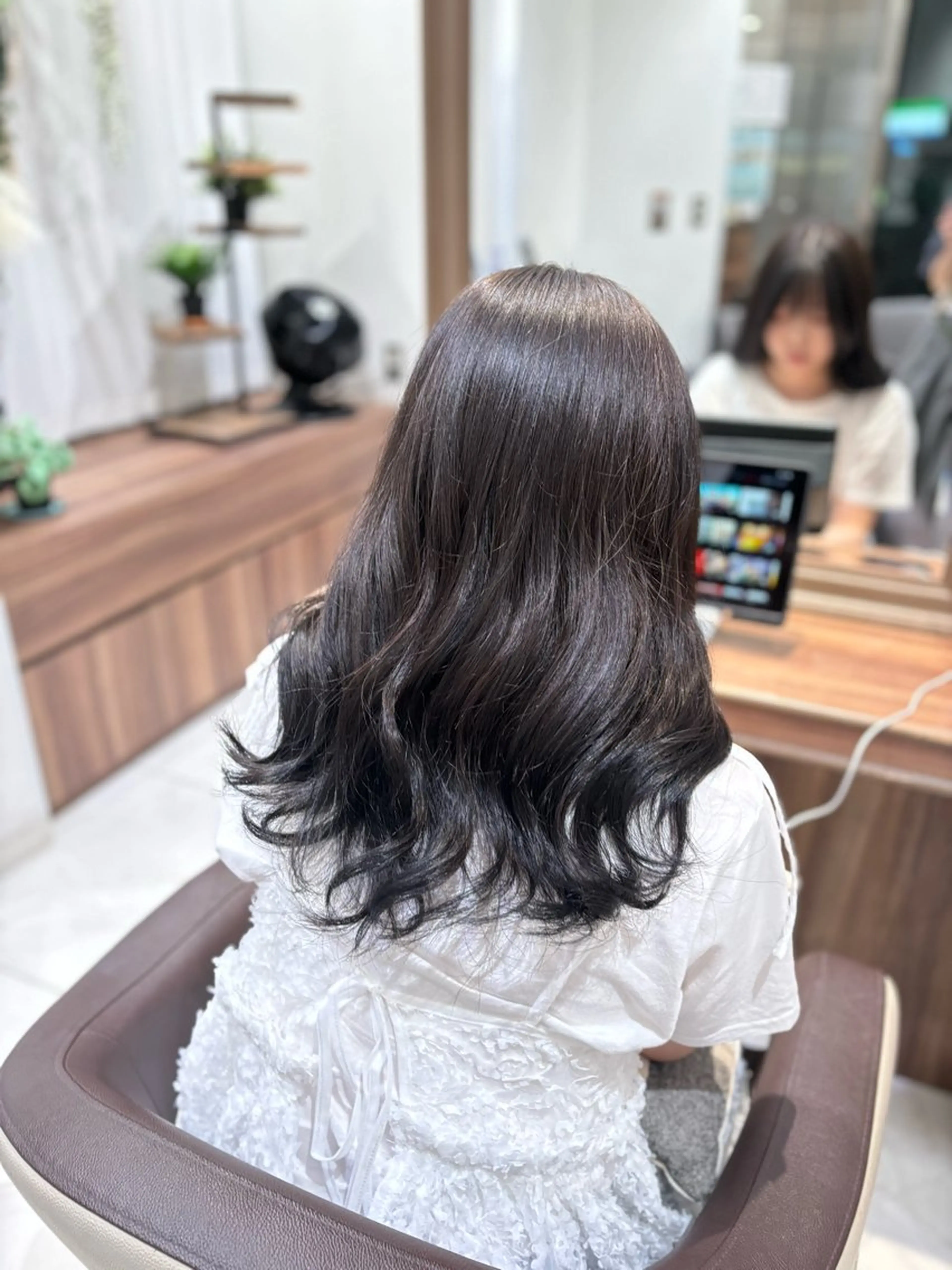 セミロング カラー 黒髪 ナチュラルブラック ゆるふわパーマ🌸/ ハイトーン/あゆみのヘアスタイル