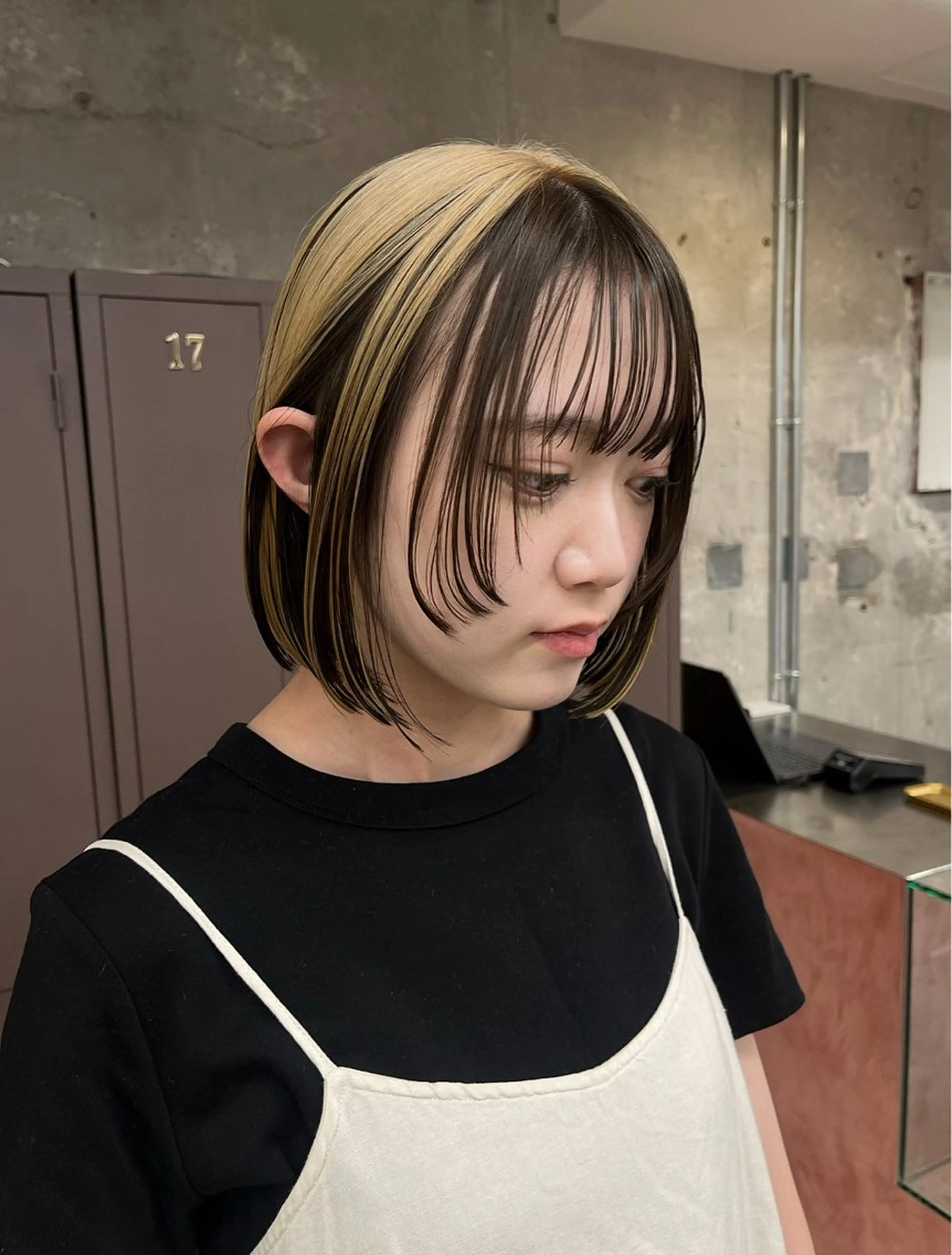 ミディアム ヘアカラー 愛加ブリーチ・ レイヤー・パーマのヘアスタイル