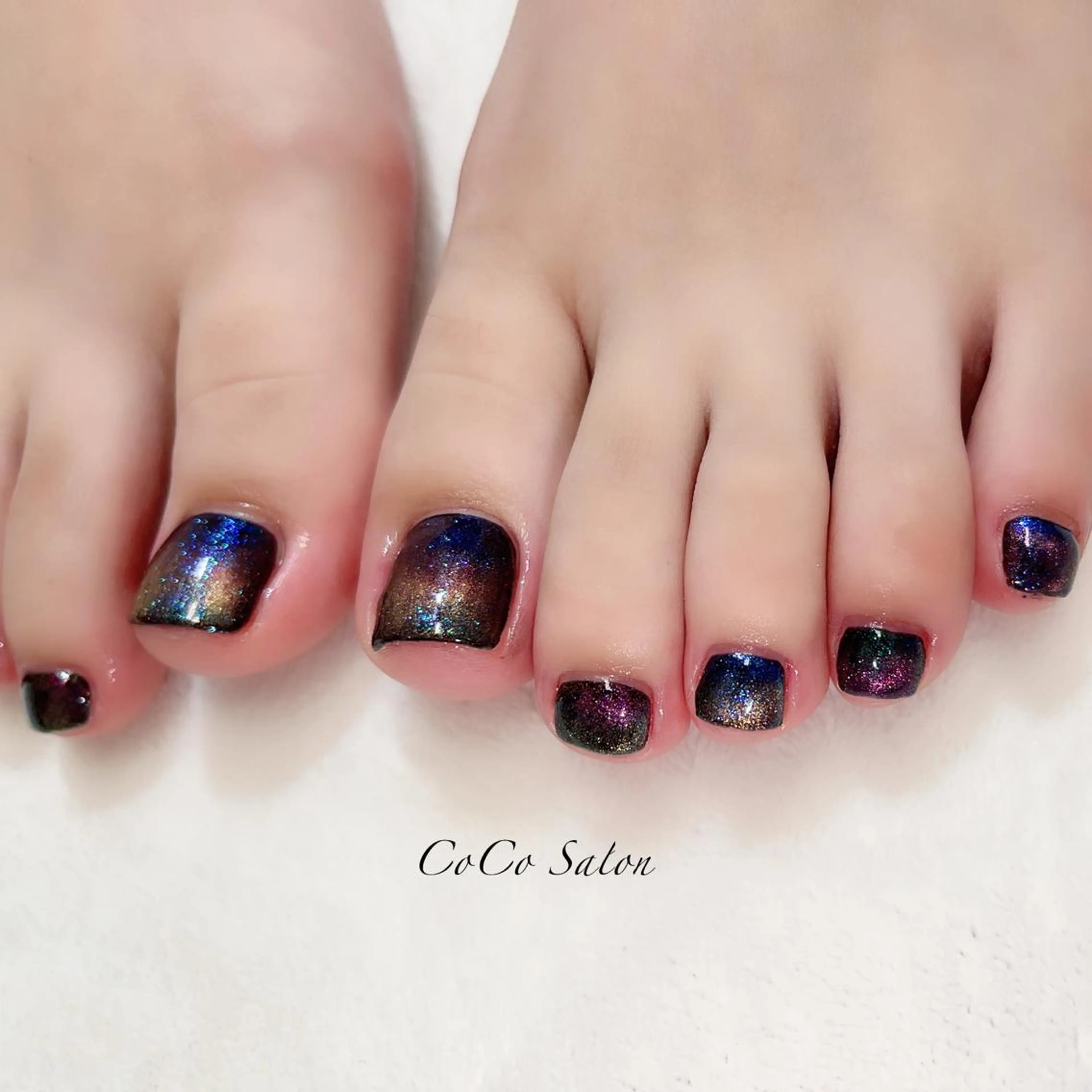 ネイル 長さ出し フットネイル ジェルネイル グラデーション キラキラネイル フットネイル CoCoSalon ネイル/まつ毛予約のネイルデザイン