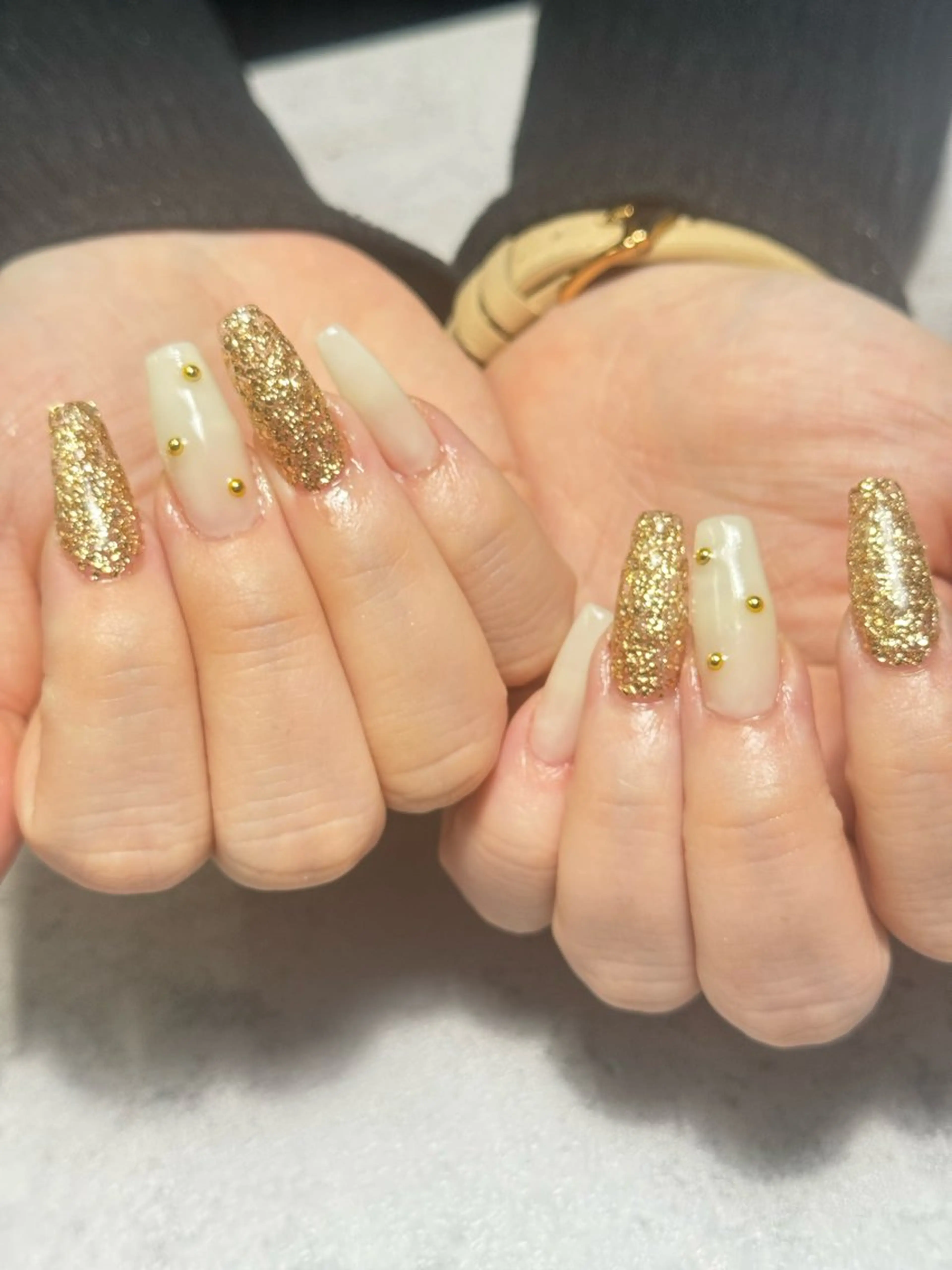 ネイル ゴールド ワンカラーネイル ホワイト ハンドネイル k+1💅🏻 miyukiのネイルデザイン