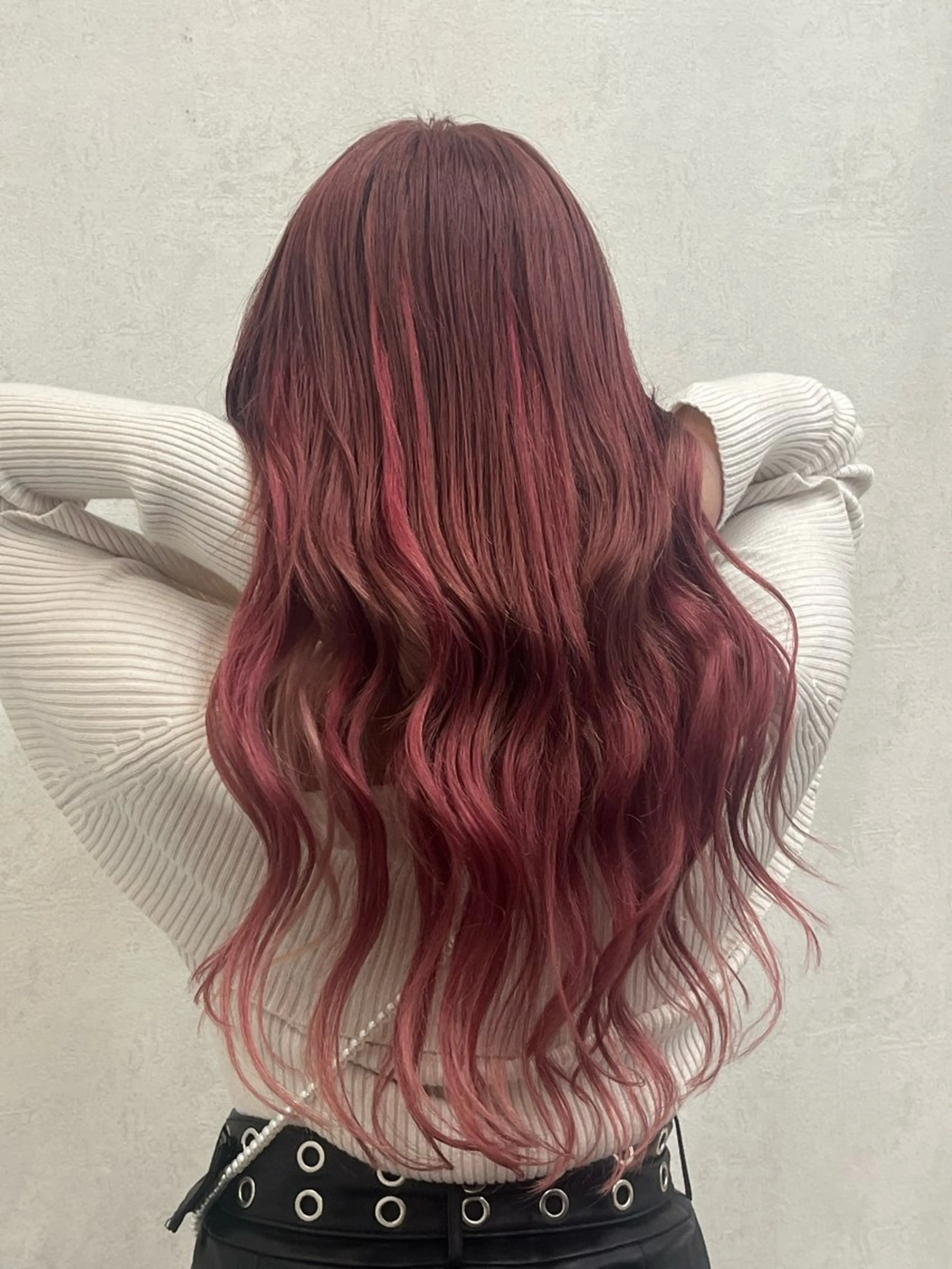 ロング カラー ブリーチ カシス ピンクカラー エクステ 𝑴𝑰𝑨🎀赤髪 /ピンク/髪質改善のヘアスタイル