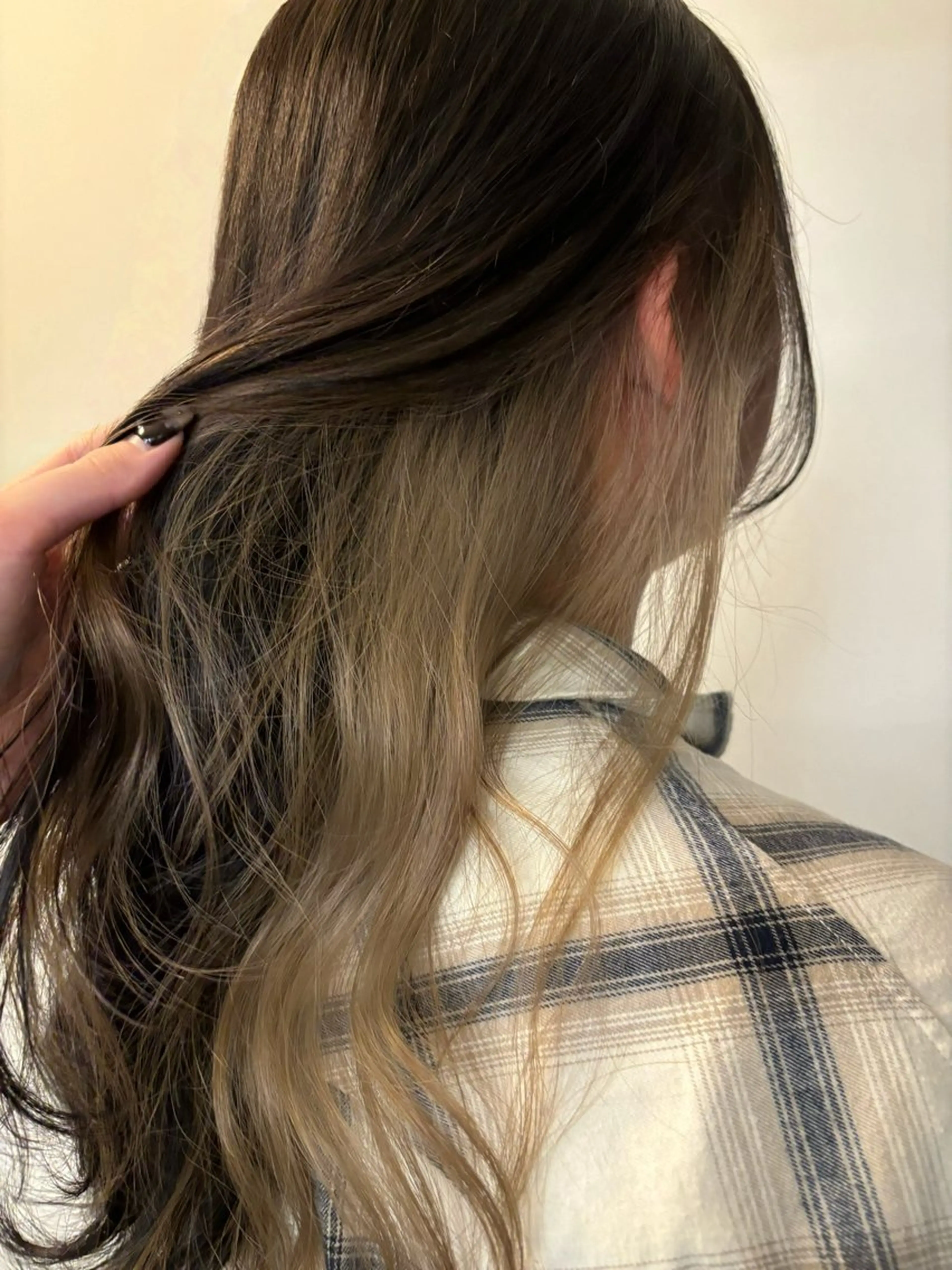 ロング カラー ブリーチ グレージュ 蛭町 遥香のヘアスタイル