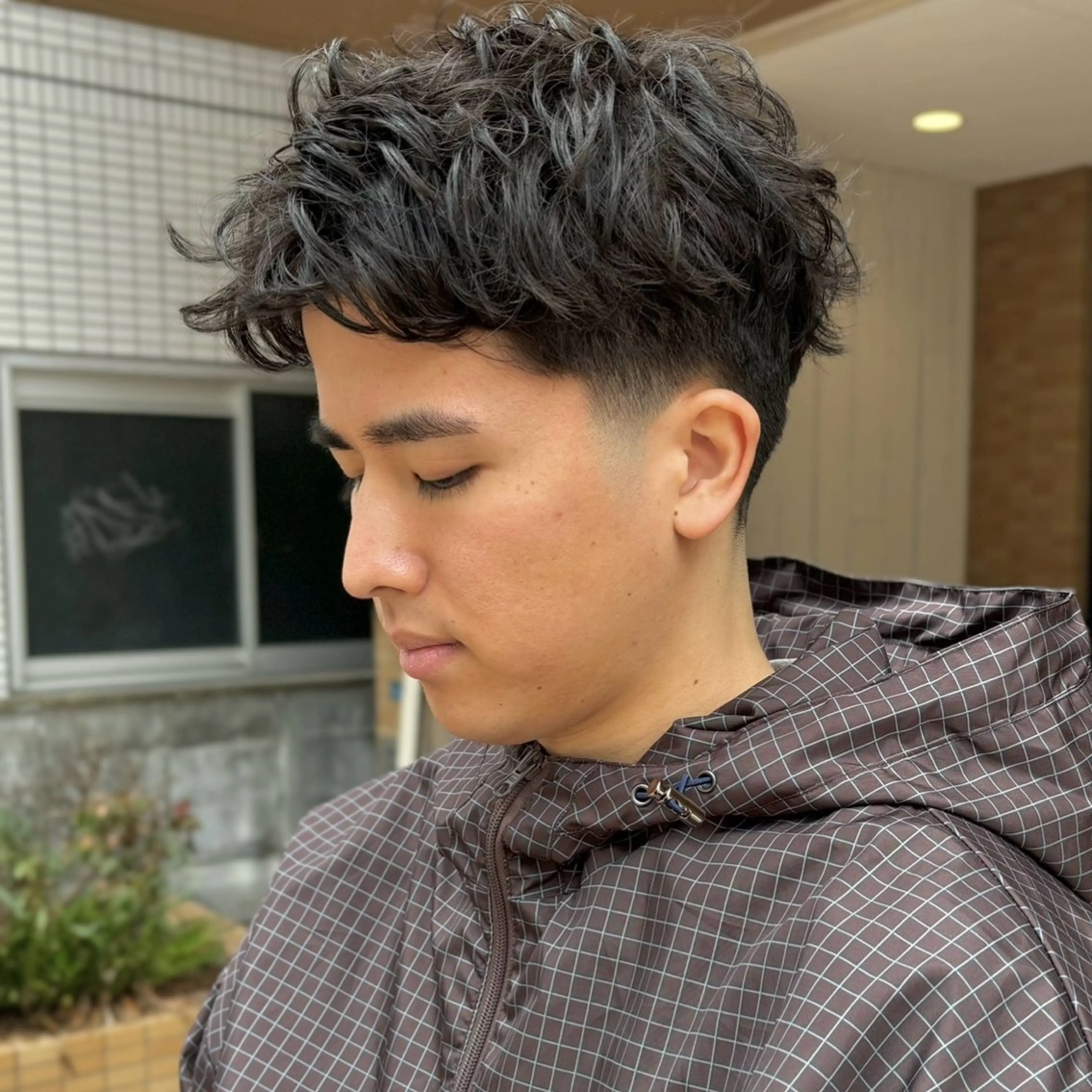 パーマ メンズ フェードカット フェザーパーマ メンズハイトーン メンズパーマ メンズショート カット パーマ 【メンズショート 特化】村斎 伶次のヘアスタイル